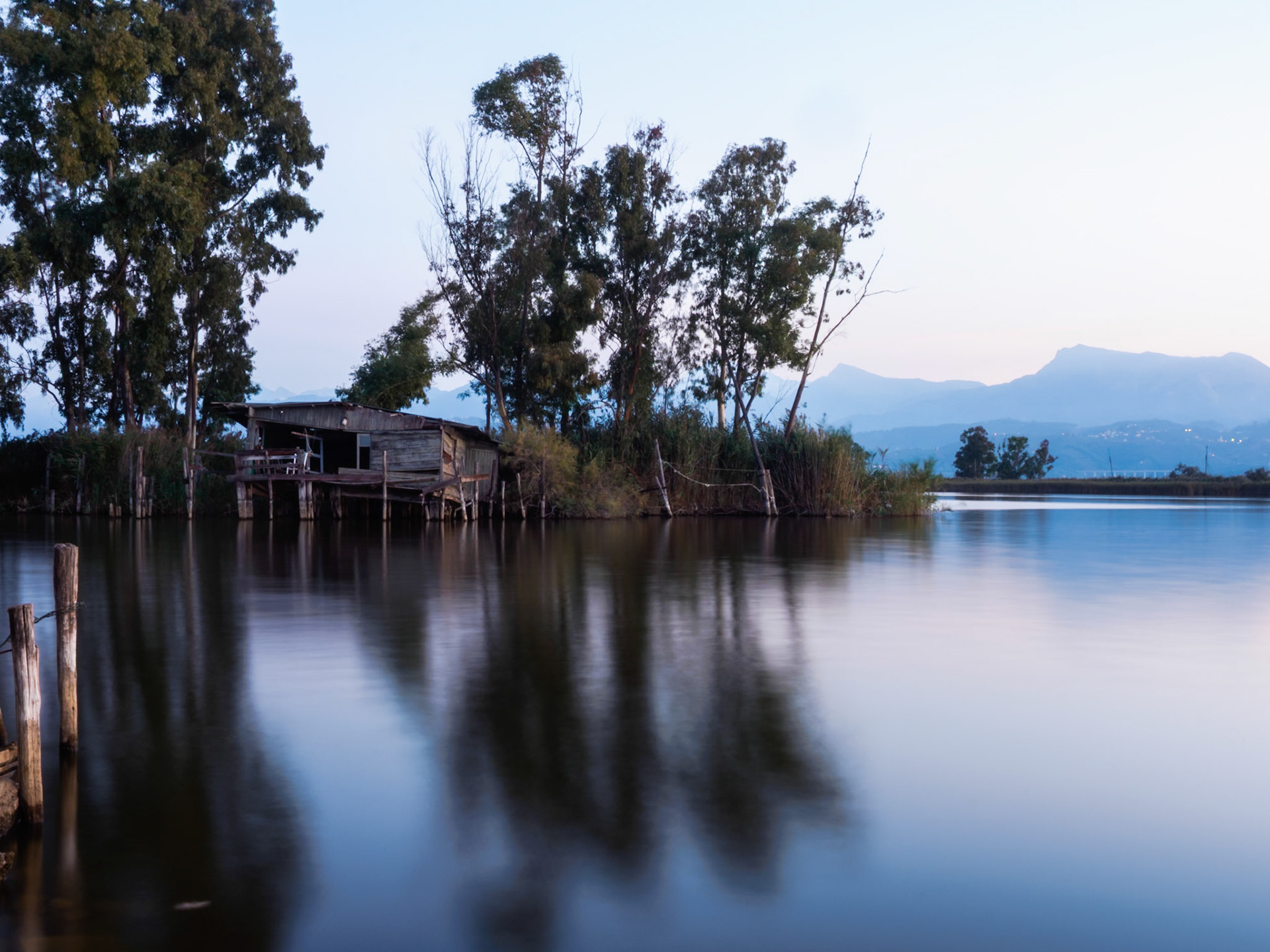 Una domenica mattina di fine settembre a Torre del Lago. L'alba sul lago di Massaciuccoli