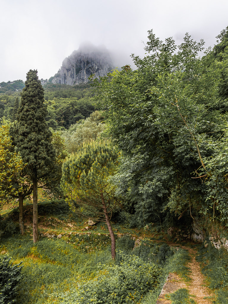Segui il sentiero verso la montagna | Casoli, il paese dei graffiti - Camaiore