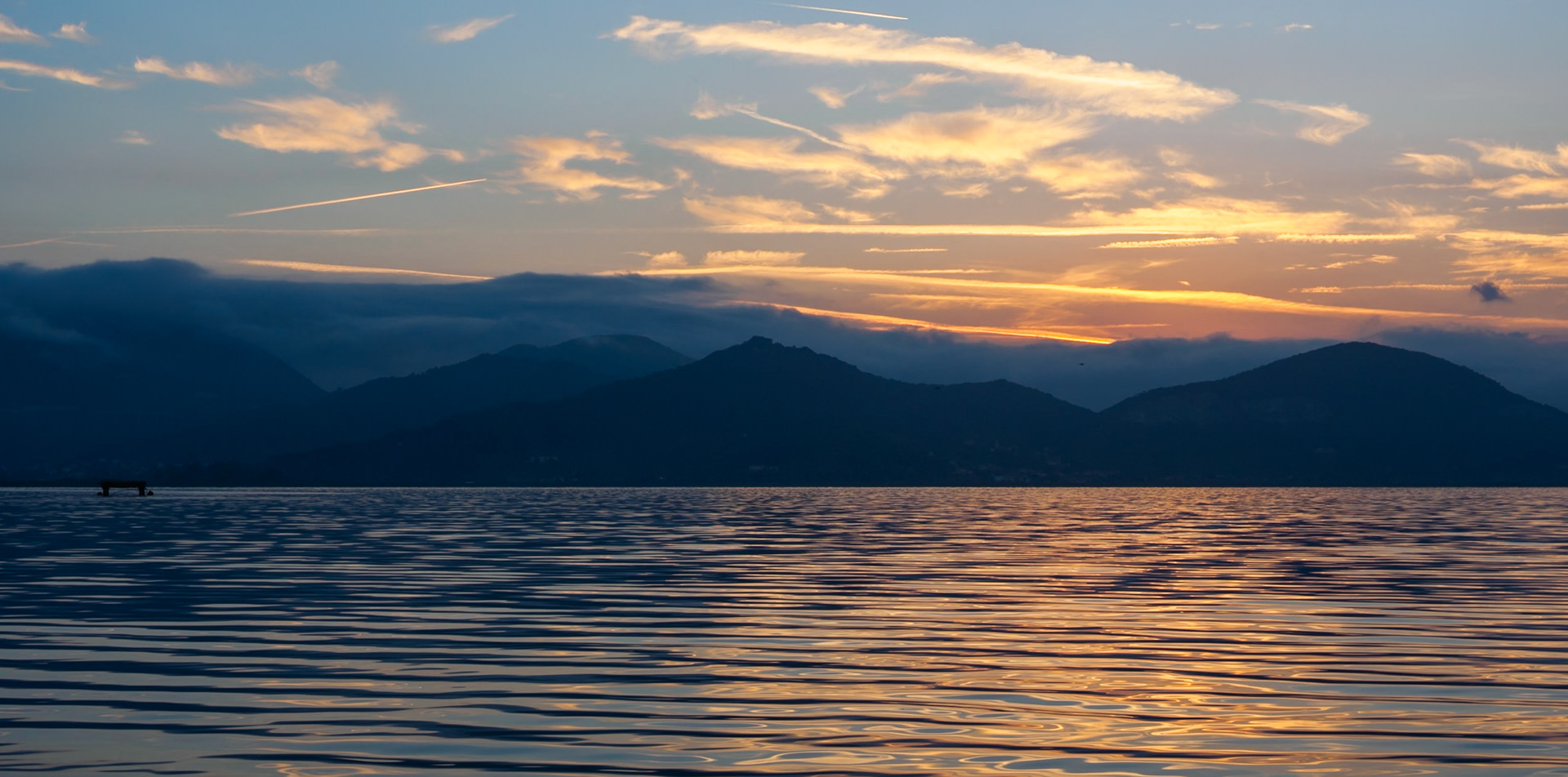 Una domenica mattina di fine settembre a Torre del Lago. L'alba sul lago di Massaciuccoli