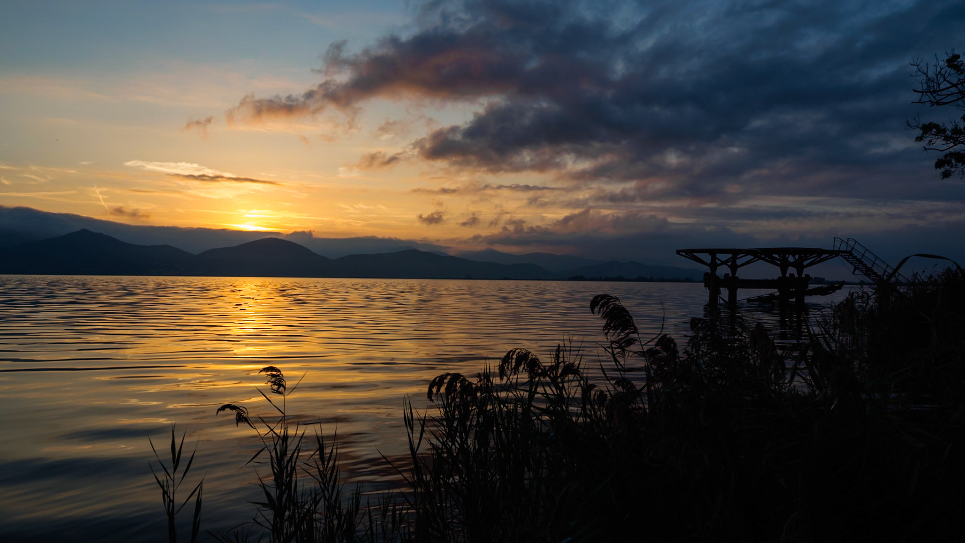 Una domenica mattina di fine settembre a Torre del Lago. L'alba sul lago di Massaciuccoli
