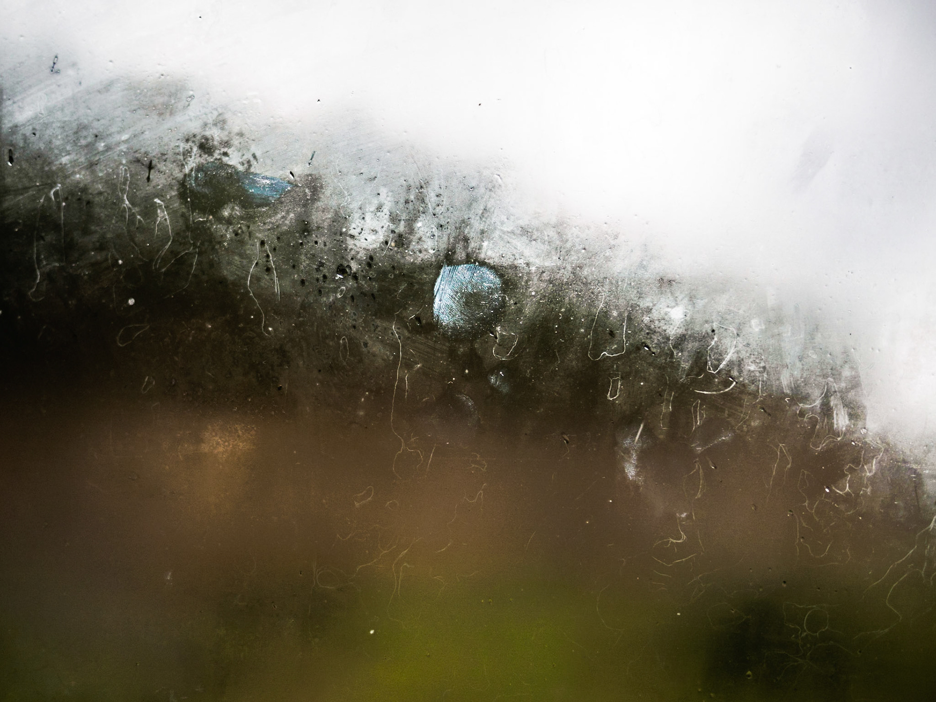L'impronta di un bimbo sul vetro appannatto