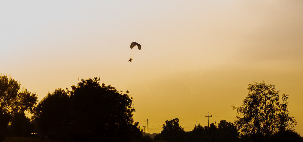 In volo al tramonto | Al calare della sera un ronzio lontano attira la mia attenzione fino a che individuo il moderno Icaro che lentamente attraversa il cielo.