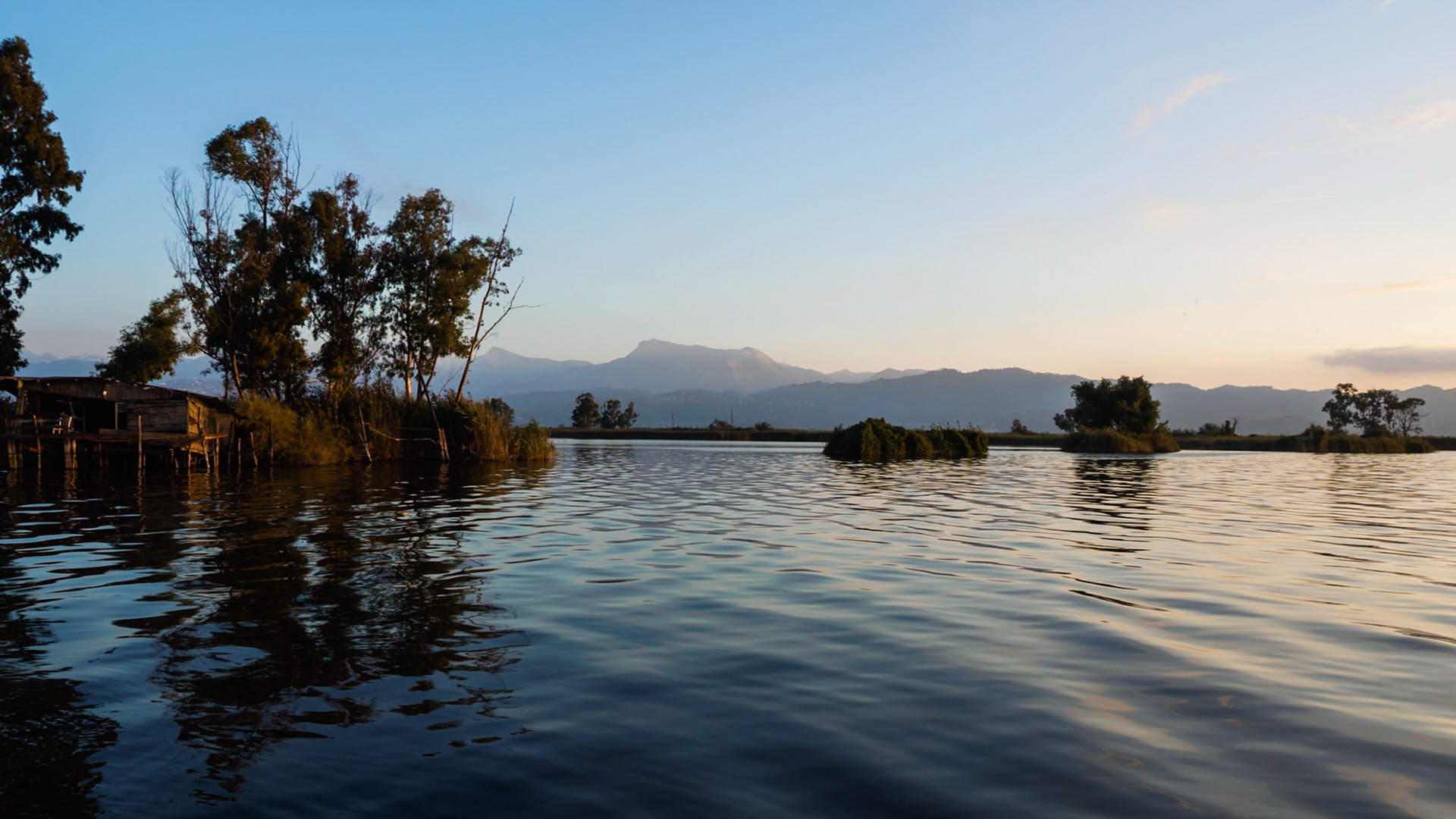 Una domenica mattina di fine settembre a Torre del Lago. L'alba sul lago di Massaciuccoli