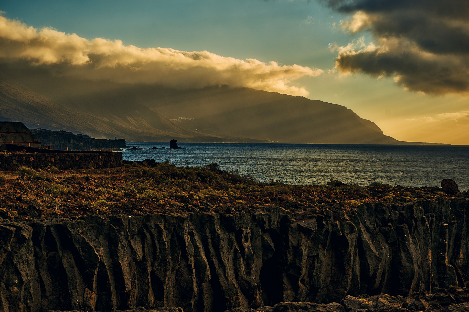 EL HIERRO (ISLAS CANARIAS)   Camera: Sony ilce- 7m2 -  Lens: 28-70 (70mm) - Aperture: f/7,1 - Exposure TimE: 1/125 - ISO100 - Date Taken: 2022-07-28 21:1