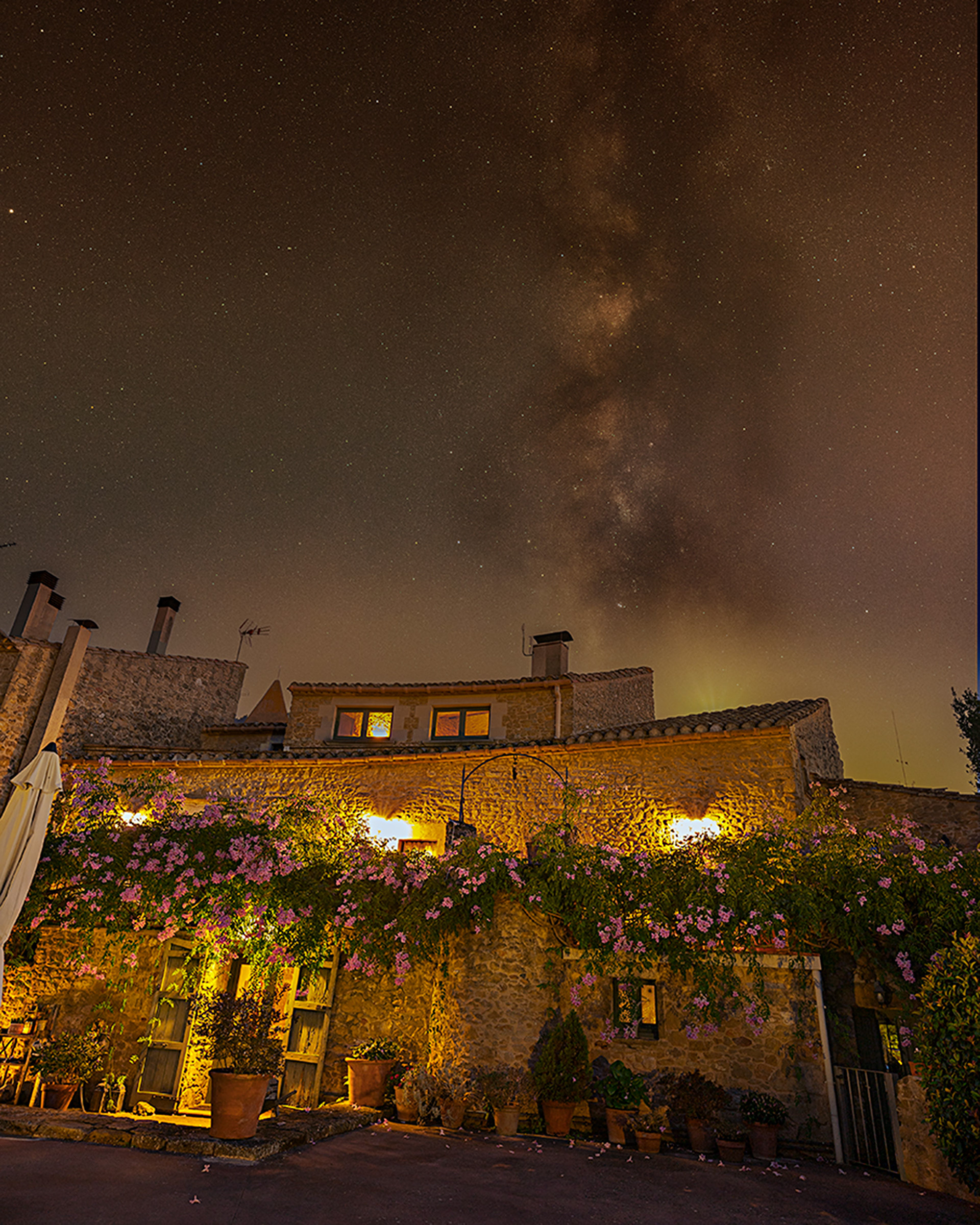 HOTEL MADREMANYA (CATALUNYA)  Camera: ILCE-7M3 - 20 mm - Aperture: f/2.8 - Exposure Time:  2 s - ISO 400 - Date Taken: 2022-10-1 20:06 (SUELO).  Exposure Time:  15 s - ISO 6400 Apilado de 5 fotos