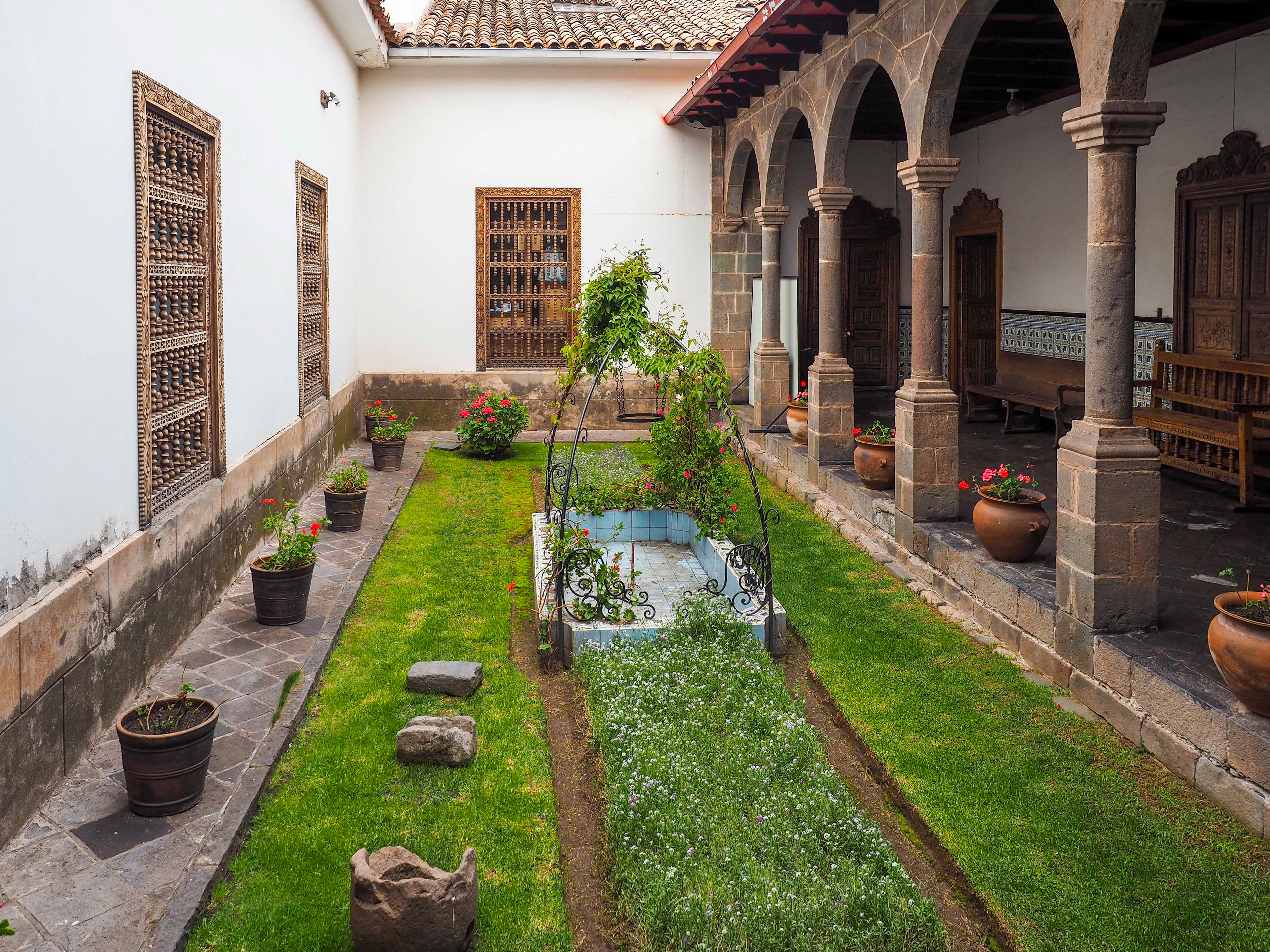 A medieval-style cloister garden built for reflection in the Museo Arzobispal