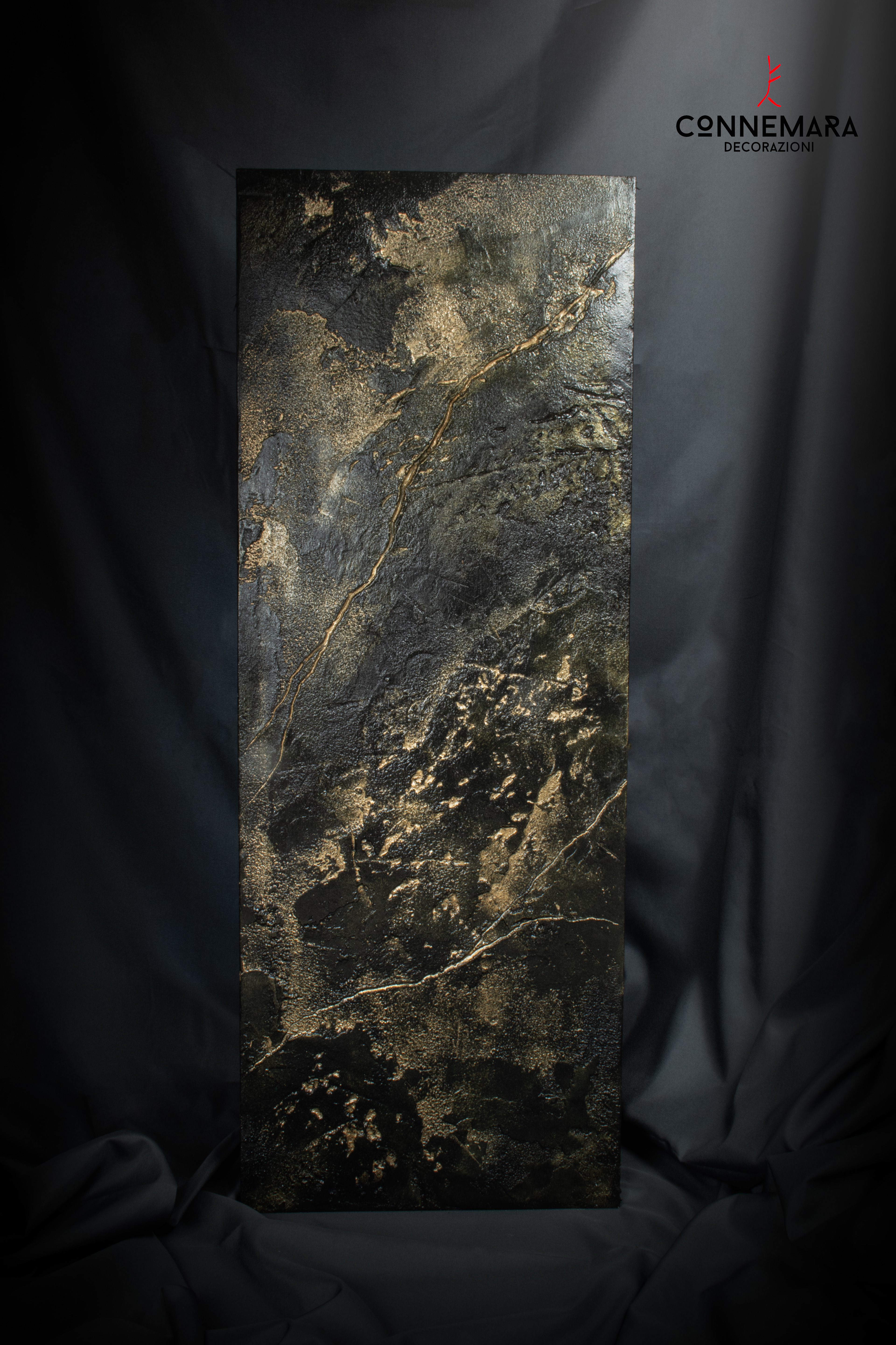 Stronger, effetto roccia nera con venatura oro