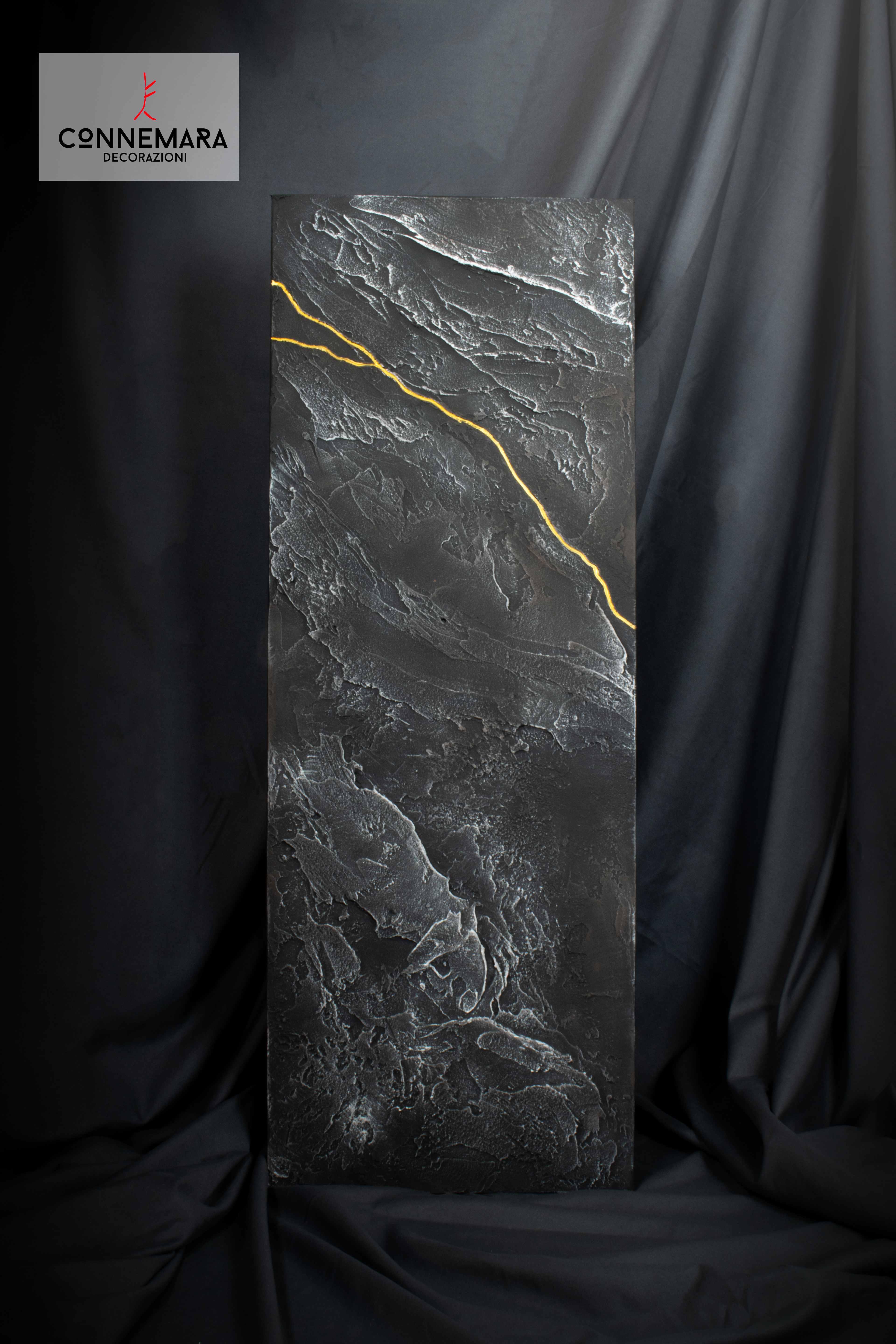 Stone, effetto roccia con venatura dorata