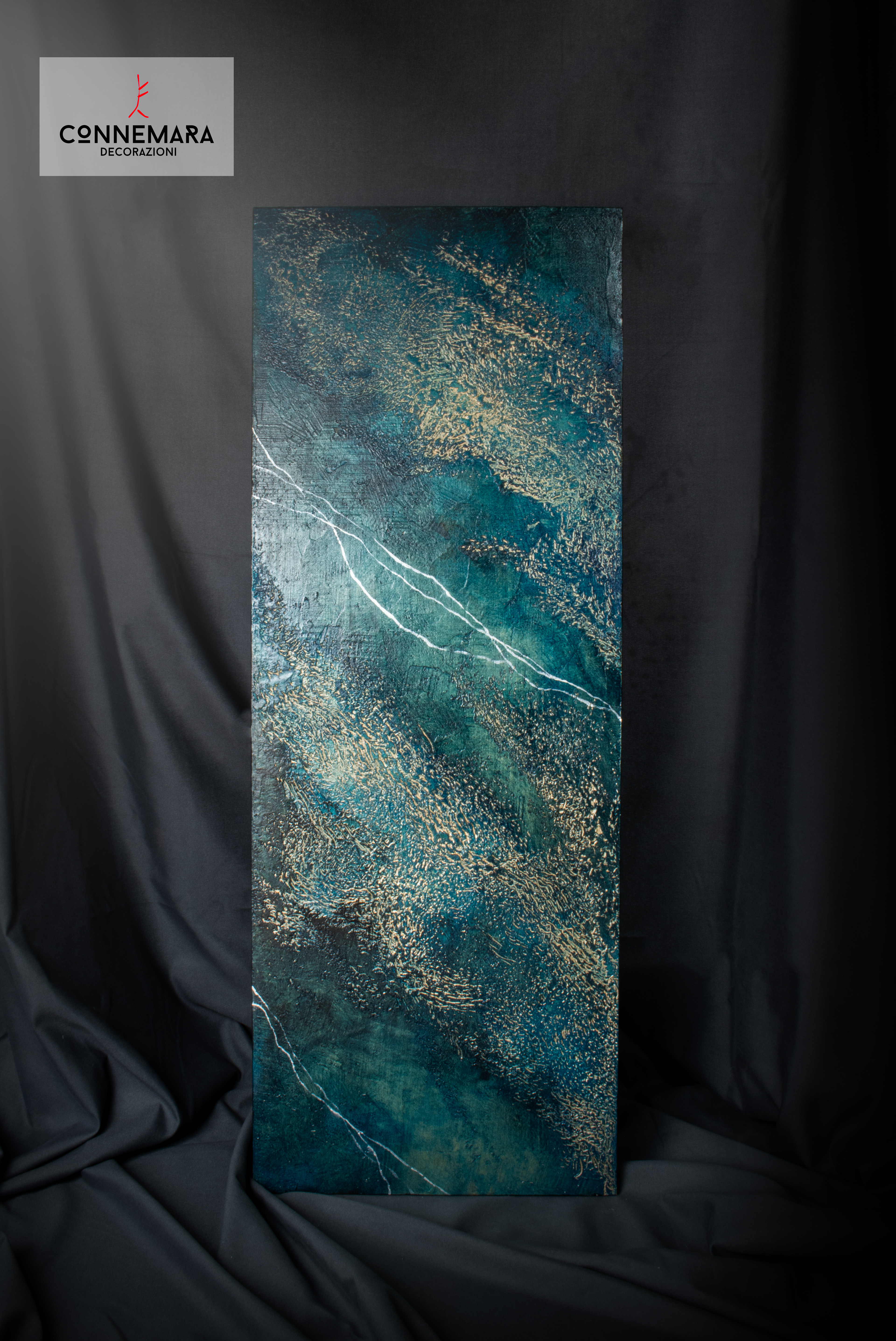 Oceano, pietra spaccata dorata con effetto marmoreo blu