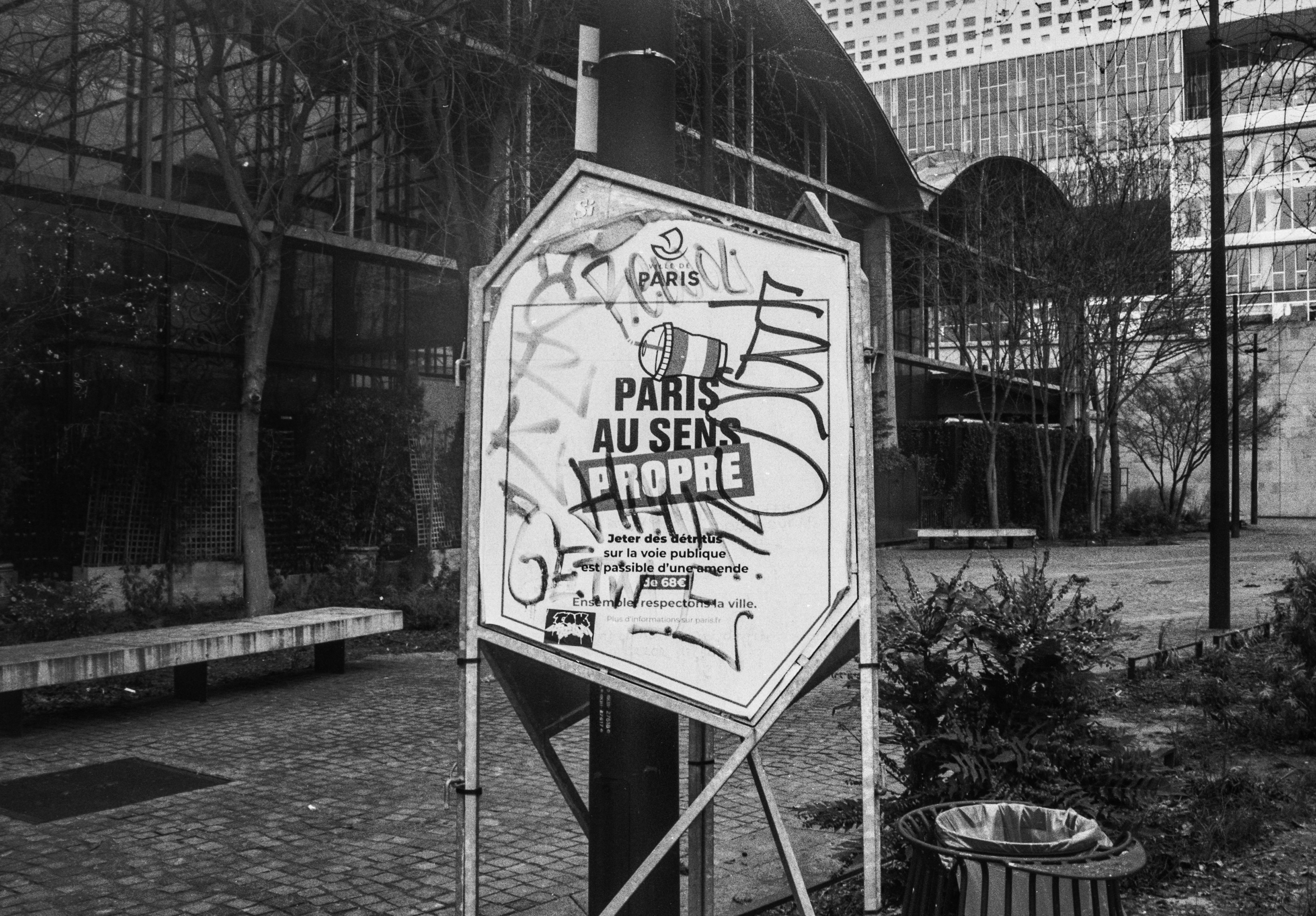 Série "Paris poubelle", 2025 (Argentique)