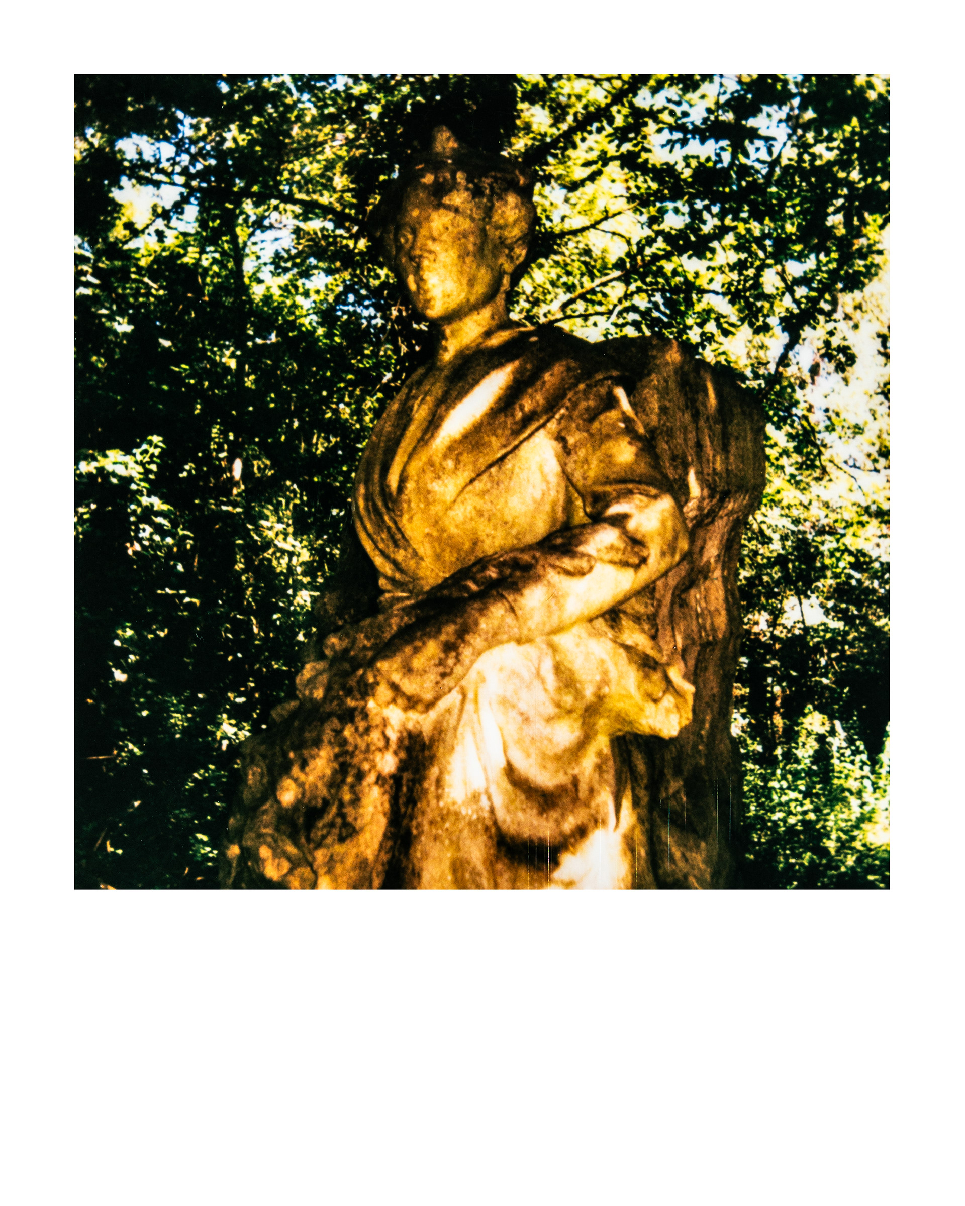 Fragments du monument "A la gloire de l'expansion coloniale", Jardin d'agronomie tropicale René Dumont, Paris, Ile-de-France, France, 2026 (Polaroid)