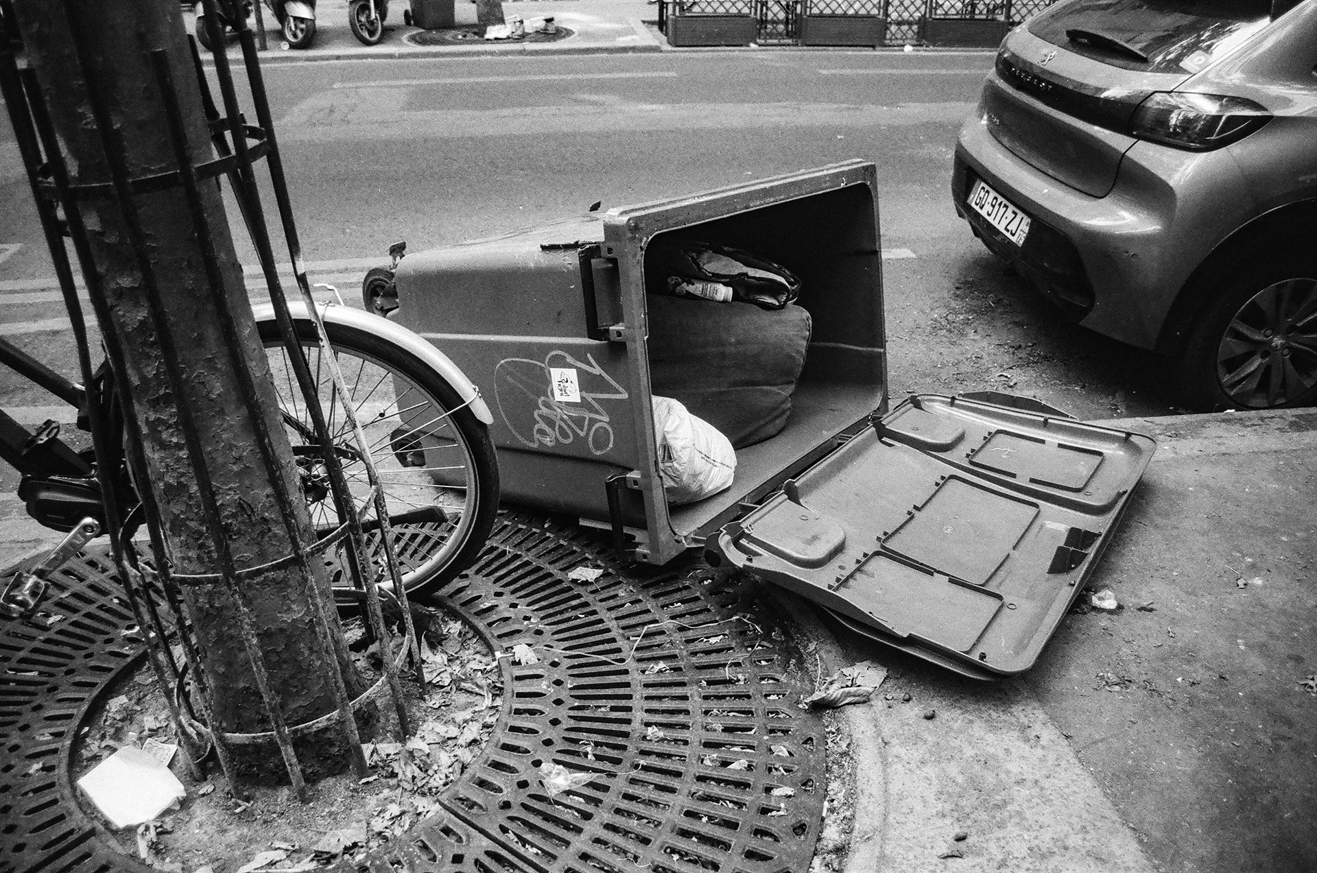 Série "Paris poubelle", 2025 (Argentique)