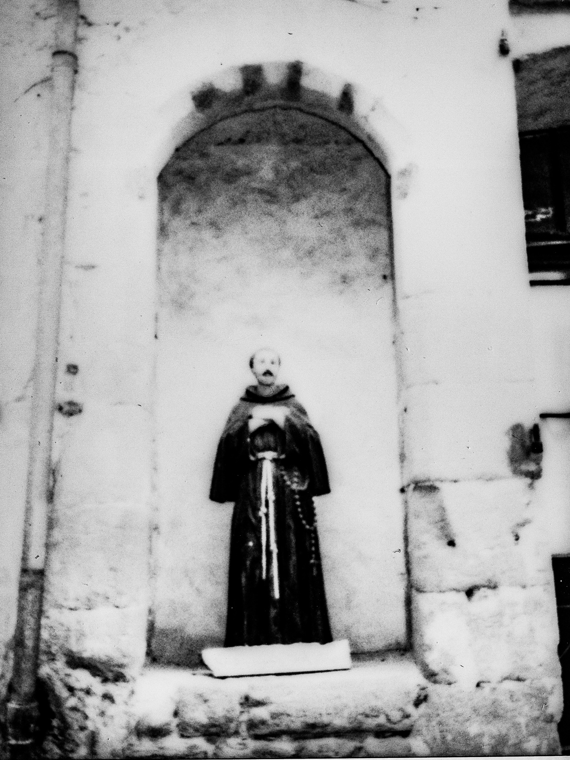 Saint François d'Assise (considéré comme l'un des plus grands saints de l’histoire de l'Église), Saint-Antoine d'Assise, 38160, 38160, Saint Antoine l'Abbaye, Isère, Auvergne-Rhône-Alpes, France, 2026 (Polaroid)