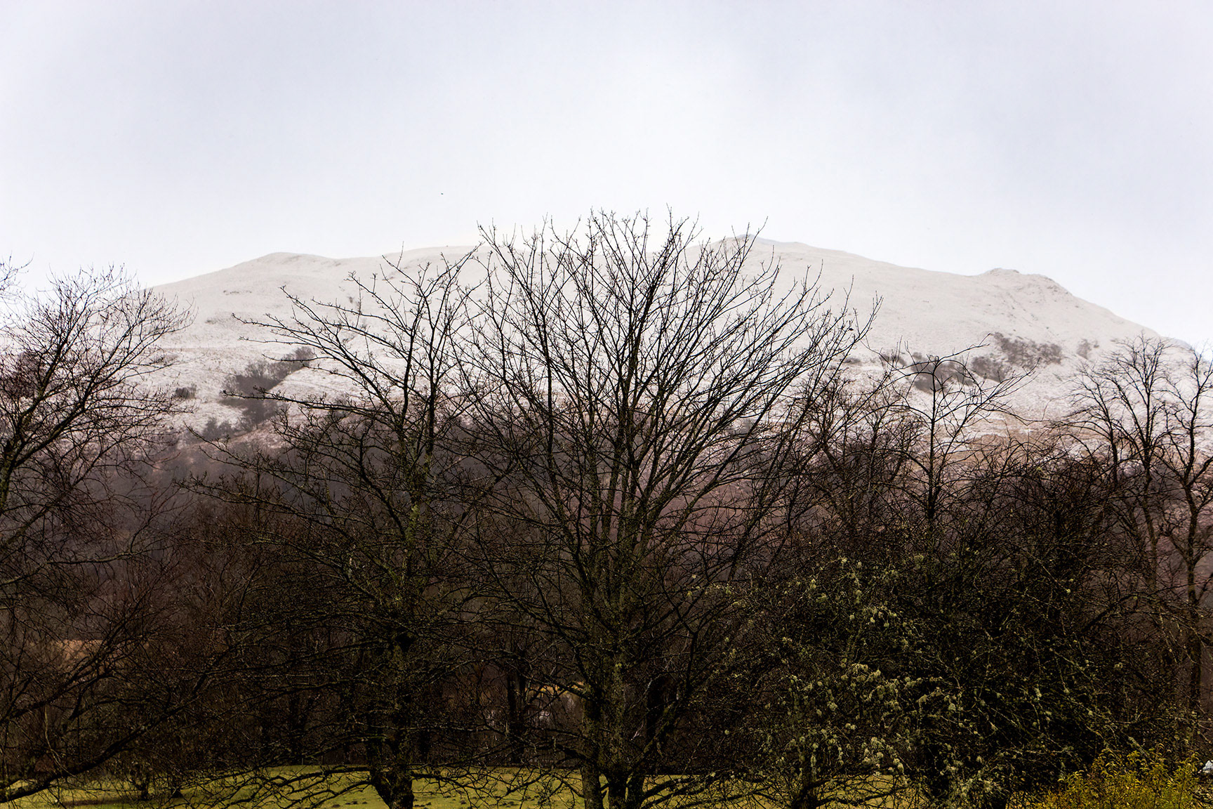 Besneeuwde bergtoppen rond Loch Lomond