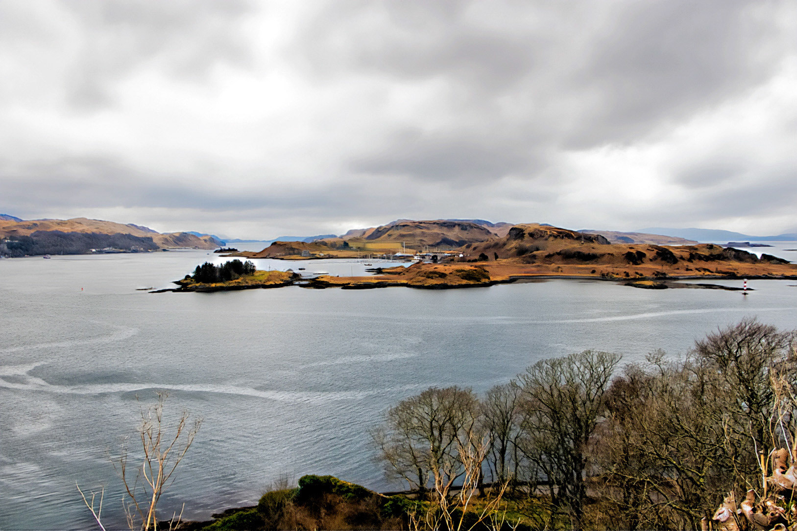 Oban Bay en het eiland Kerrera vanaf Dunollie Castle
