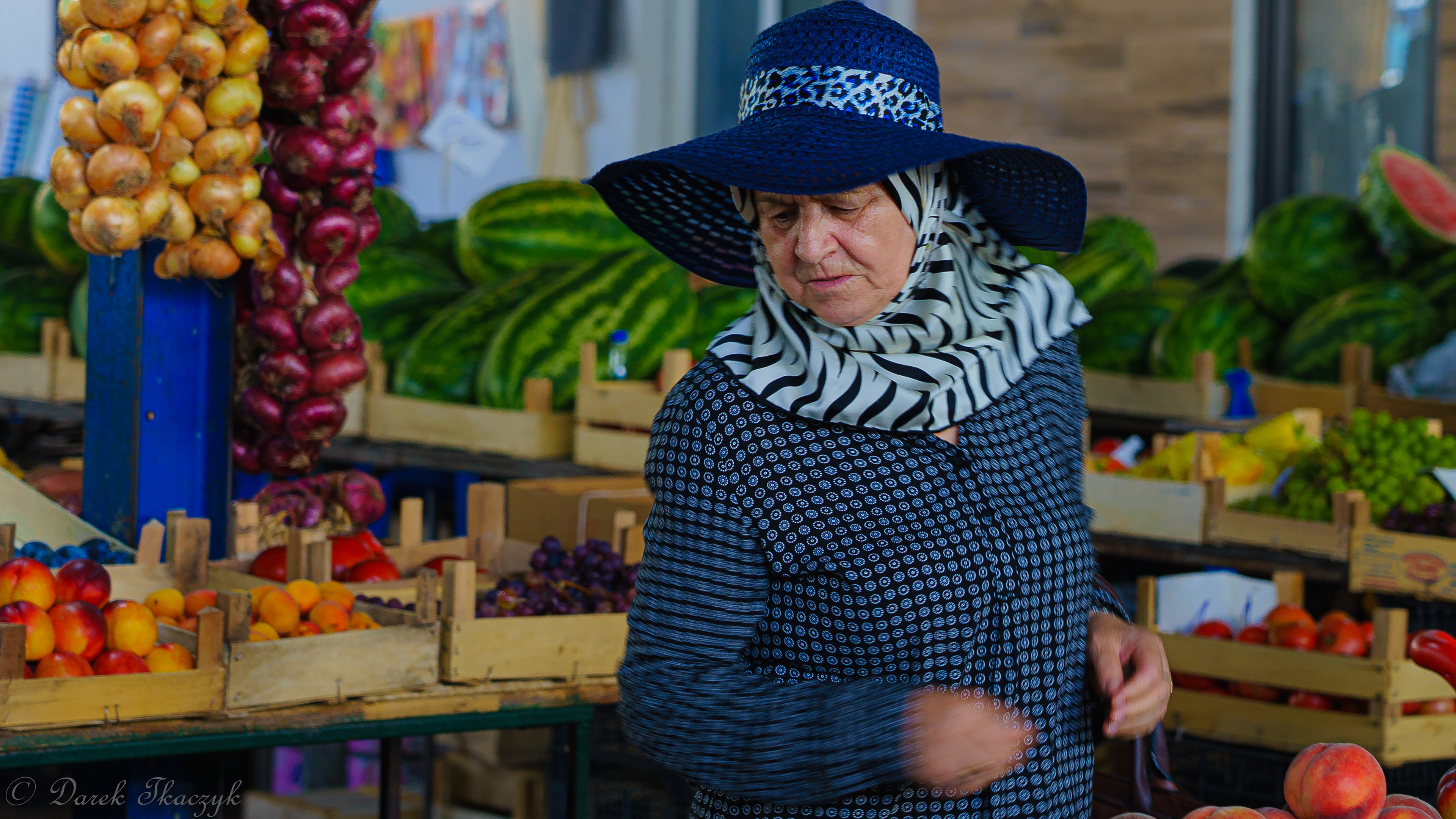 Woman in hat on the bazar II