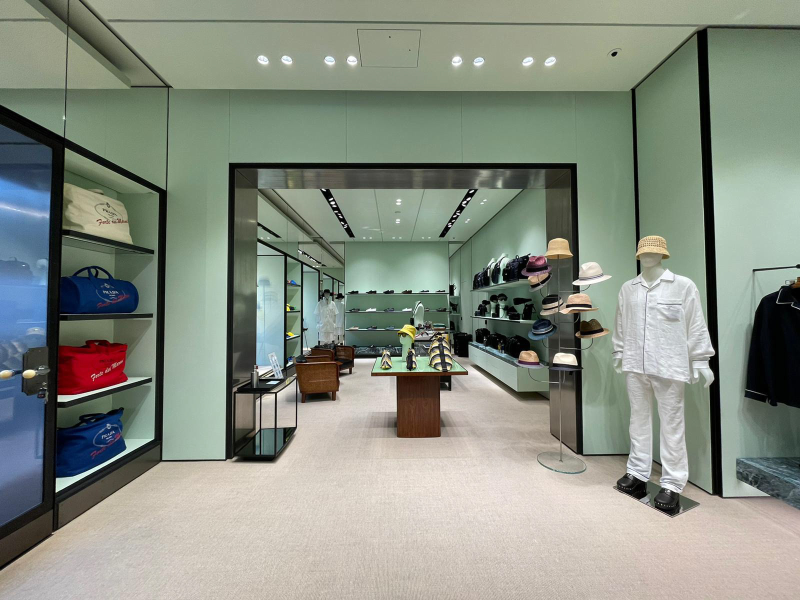 Prada store layout hombres menswear interior visual design styling Filippo Moscardini Studio