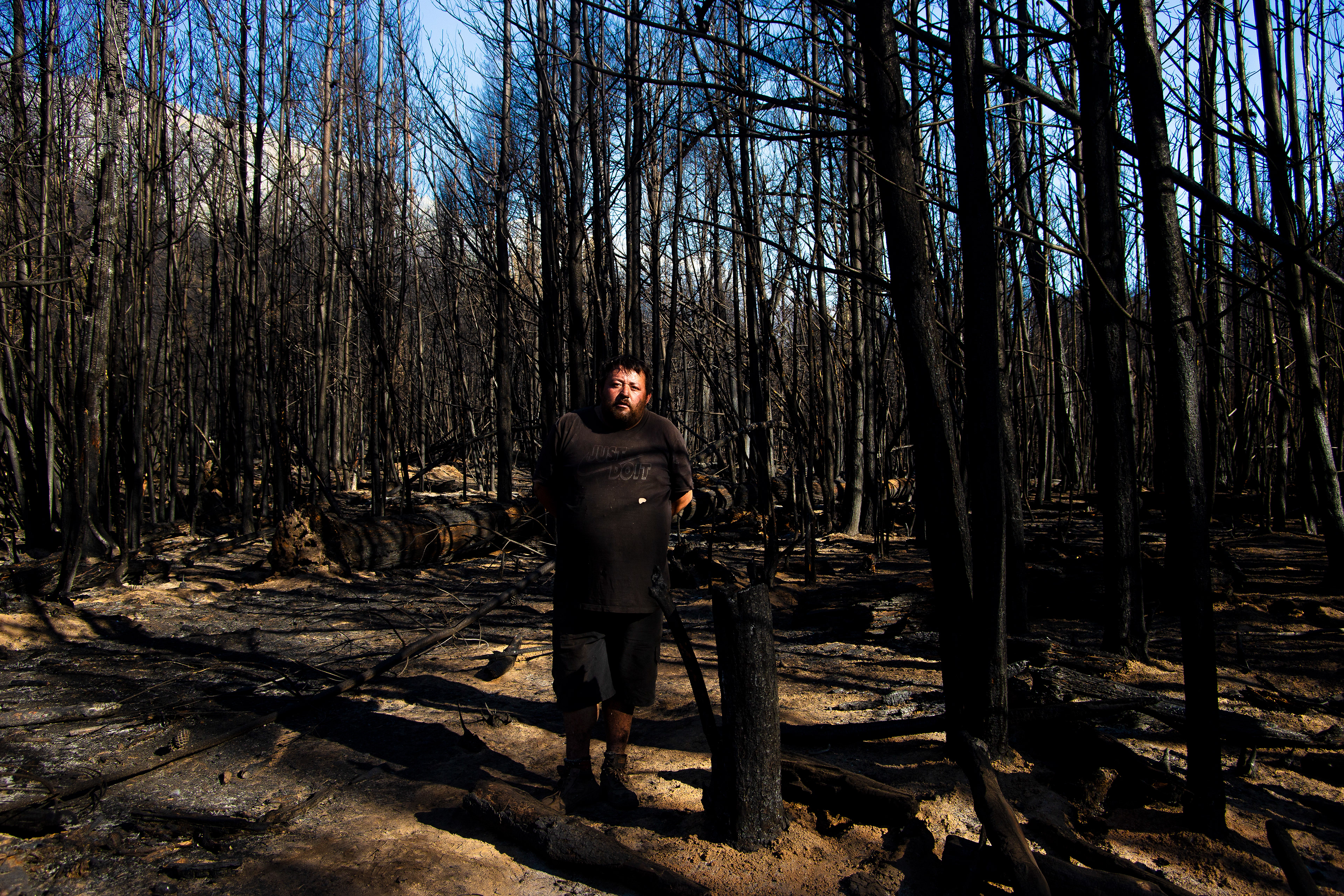 Nicolas posa para un retrato en medio del bosque quemado donde iniciaron los incendios de la Comarca Andina en Puerto Patriada, Cushamen, Chubut.  Enero de 2026.