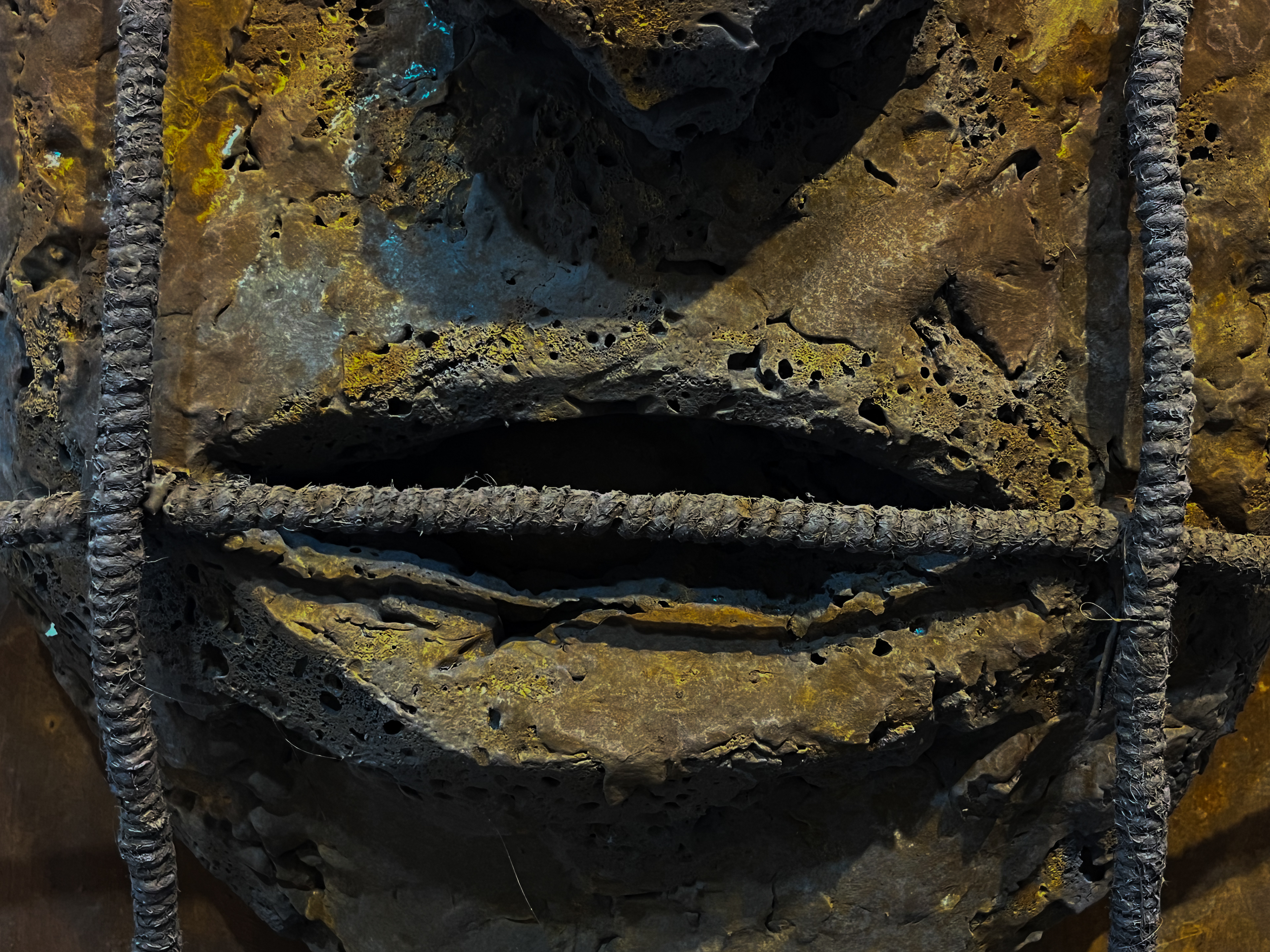 <무제3 untitled3>, 장민혁, 2024, 패널 위 우레탄폼,철, 97x145.5x약25(cm)