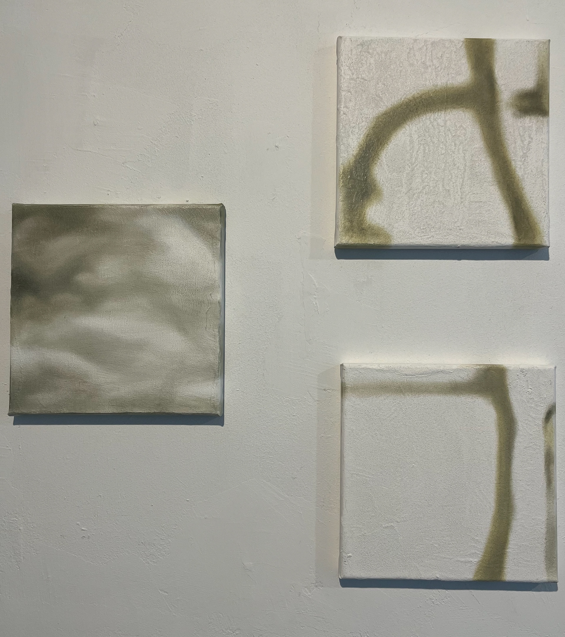 <백색소음의 초상 Portrait of White noise>, 김헌시, 2024, oil on mixed media, 64x130(cm), 가변설치