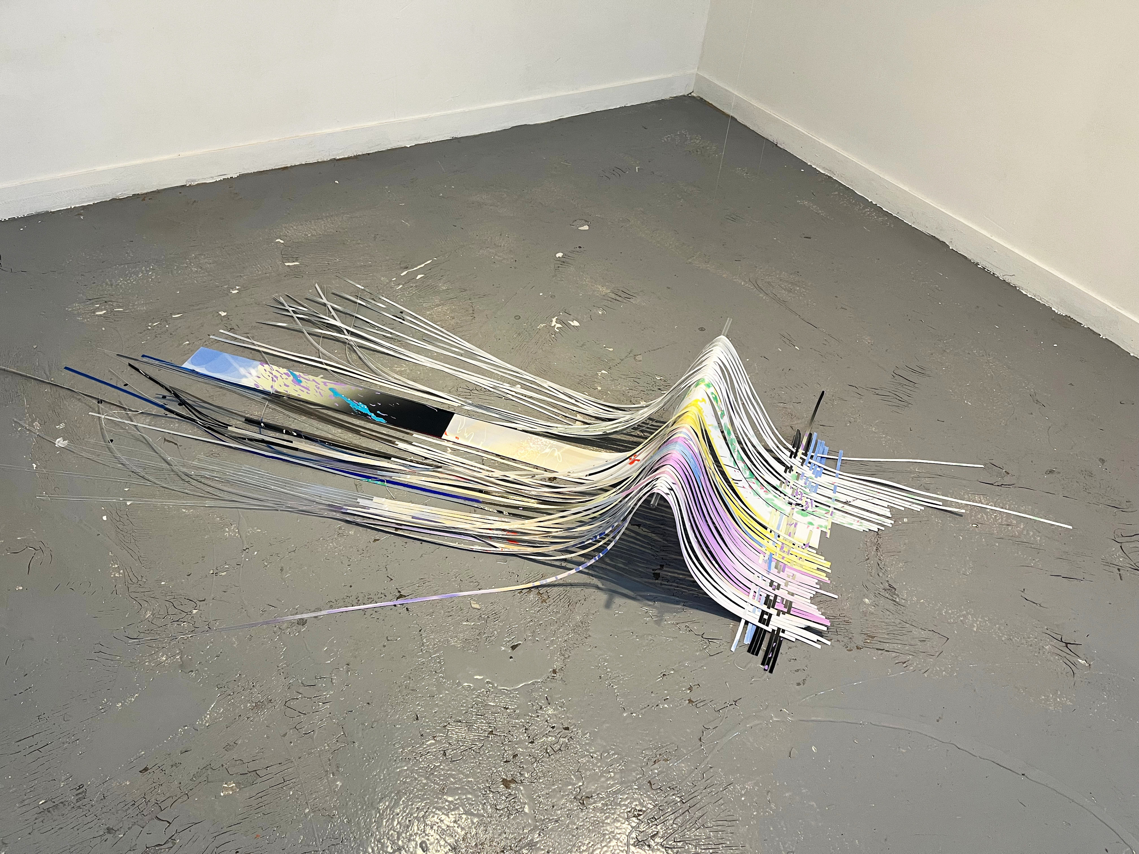 <플로팅 씬 Floating scene>, 은지민, 2025, 필름지,인쇄지,아크릴,털실,색연필, 100x50(cm)