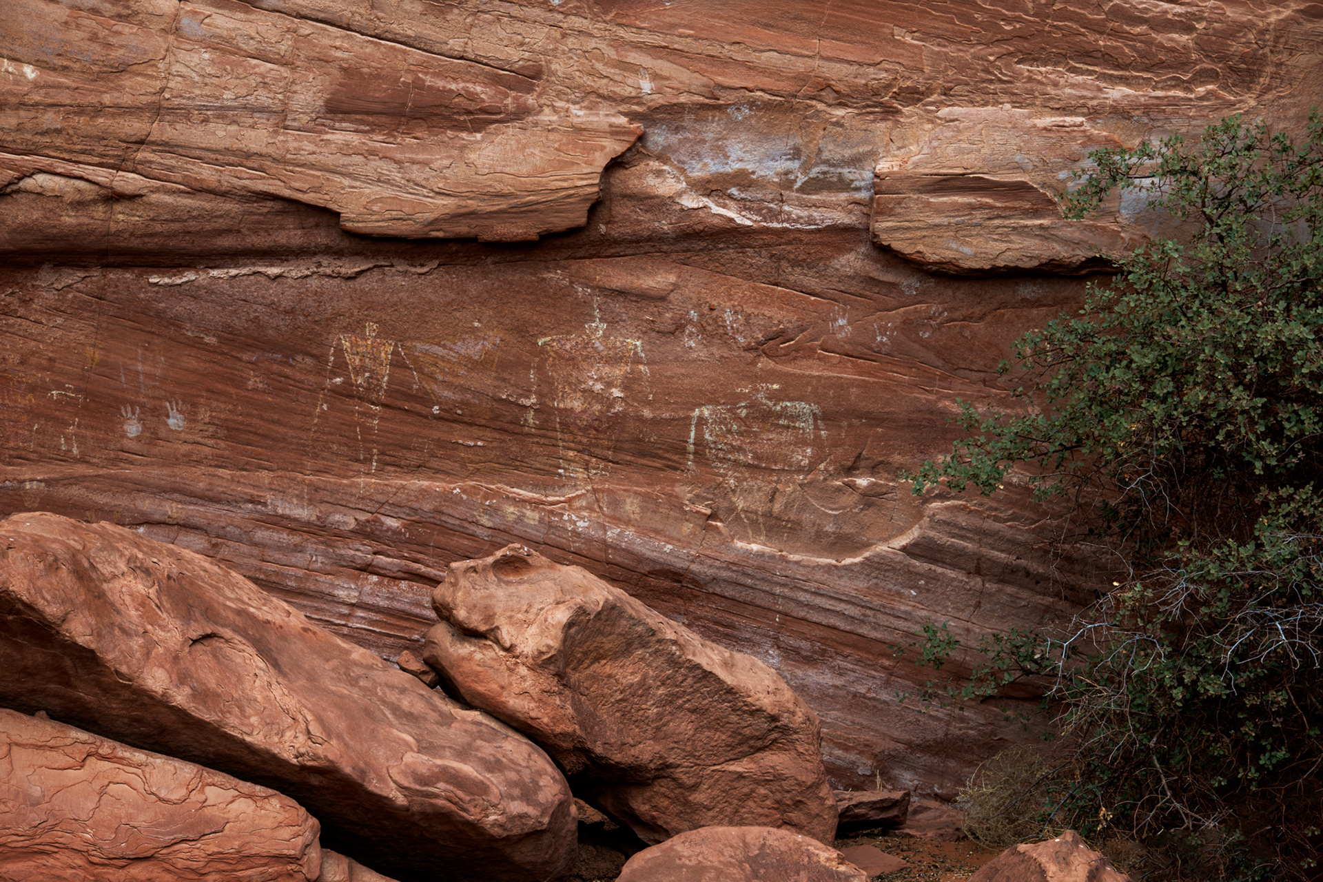 Navajo Ruins and Pictographs, Mystery Valley, Monument Valley Navajo Tribal Park
