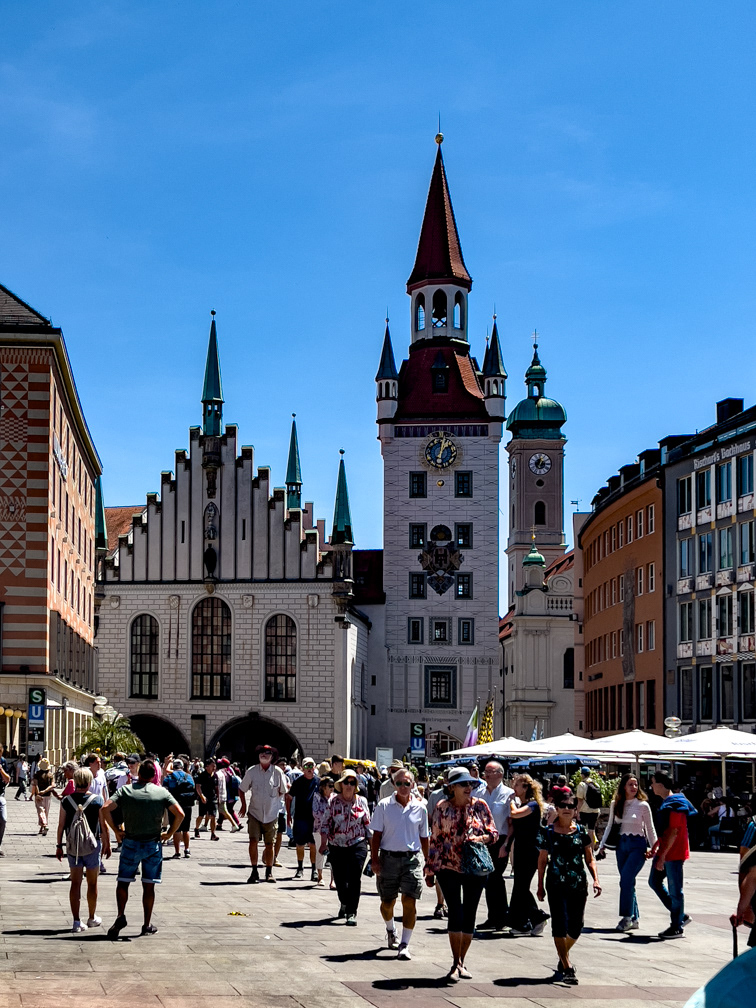 Pilgrims entering Marienplatz