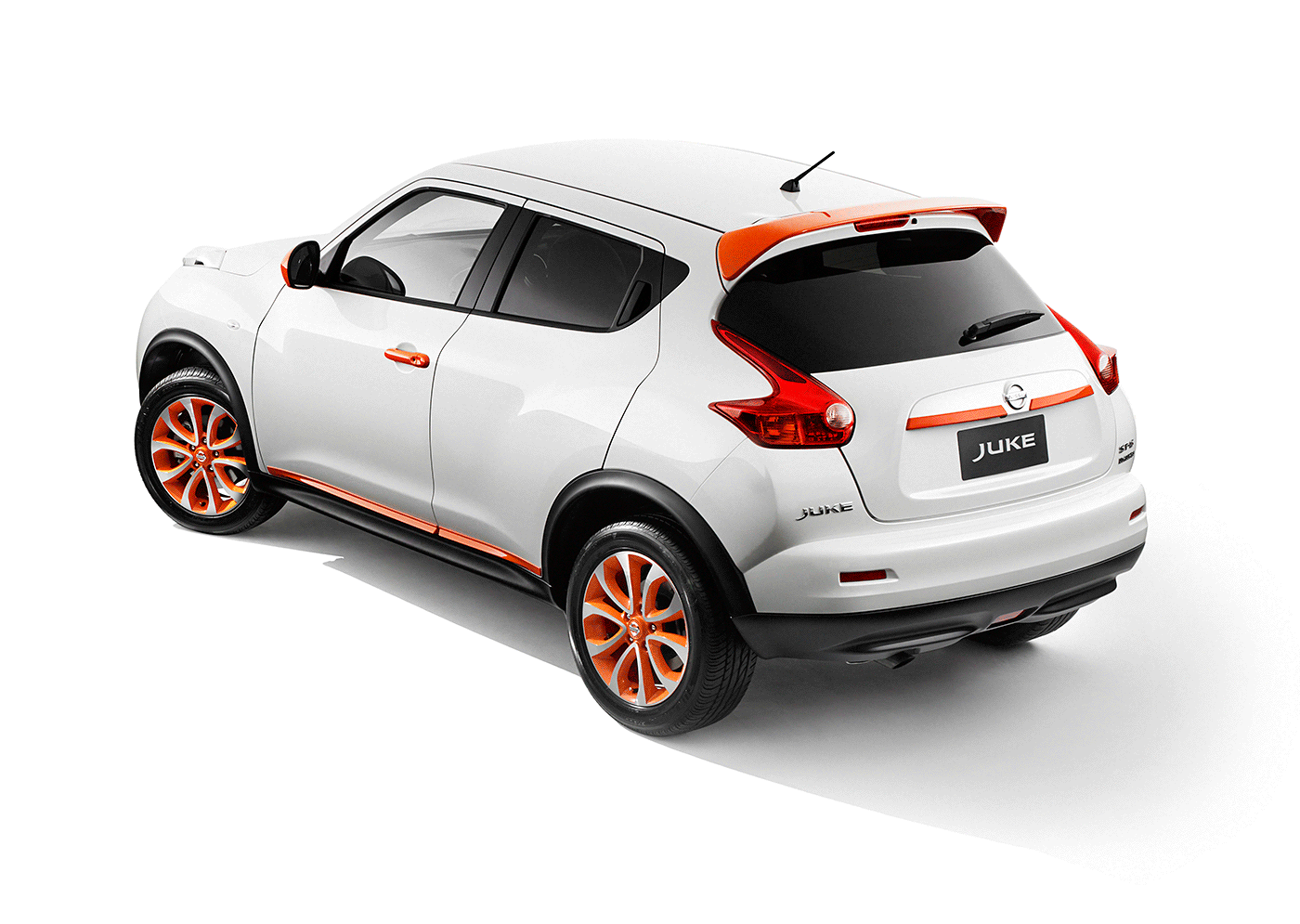 Animated GIF showing stages of retouching of the white Nissan Juke vehicle trim on left side and rear of the vehicle.