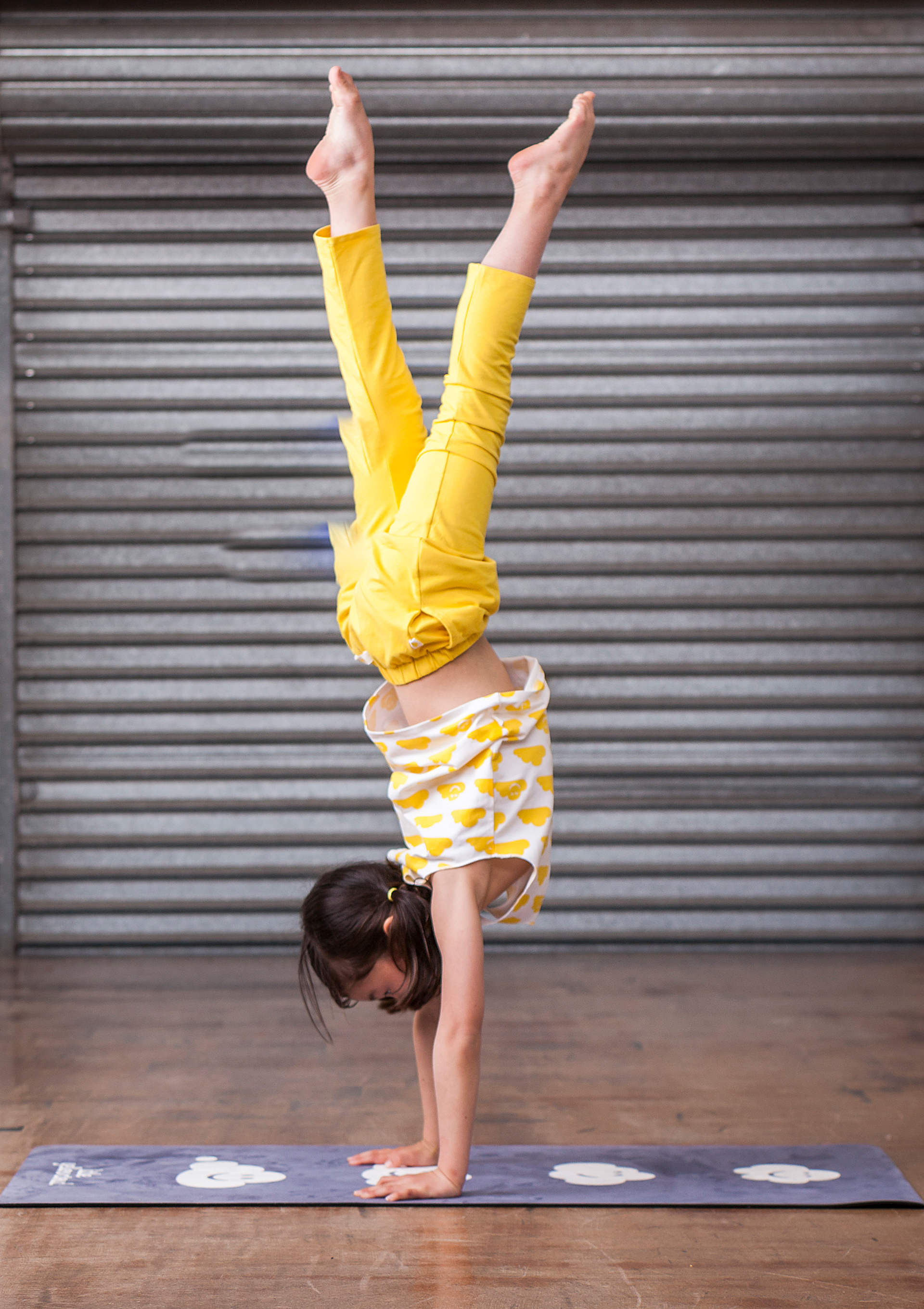 The yoga mat is the perfect accessory for relaxing exercise.