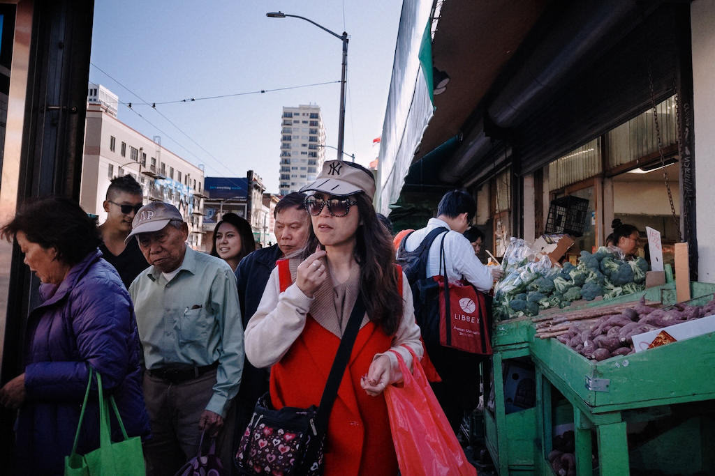 Marché dans les rues peuplées du quartier de Chinatown à San Francisco.