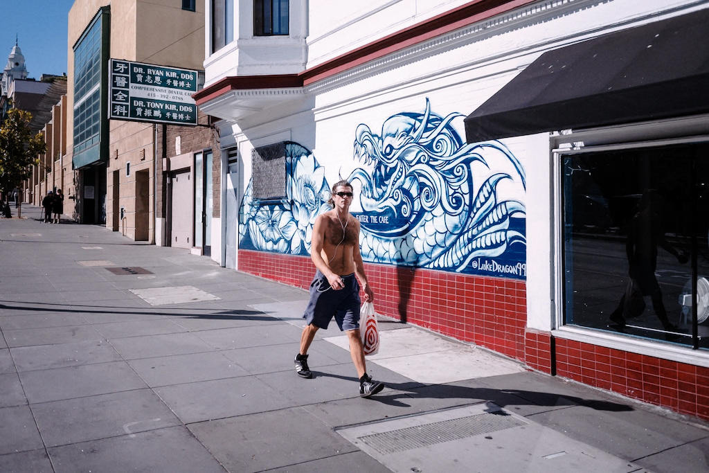 Homme torse nu, pressé, à l'approche du quartier de Chinatown, San Francisco.