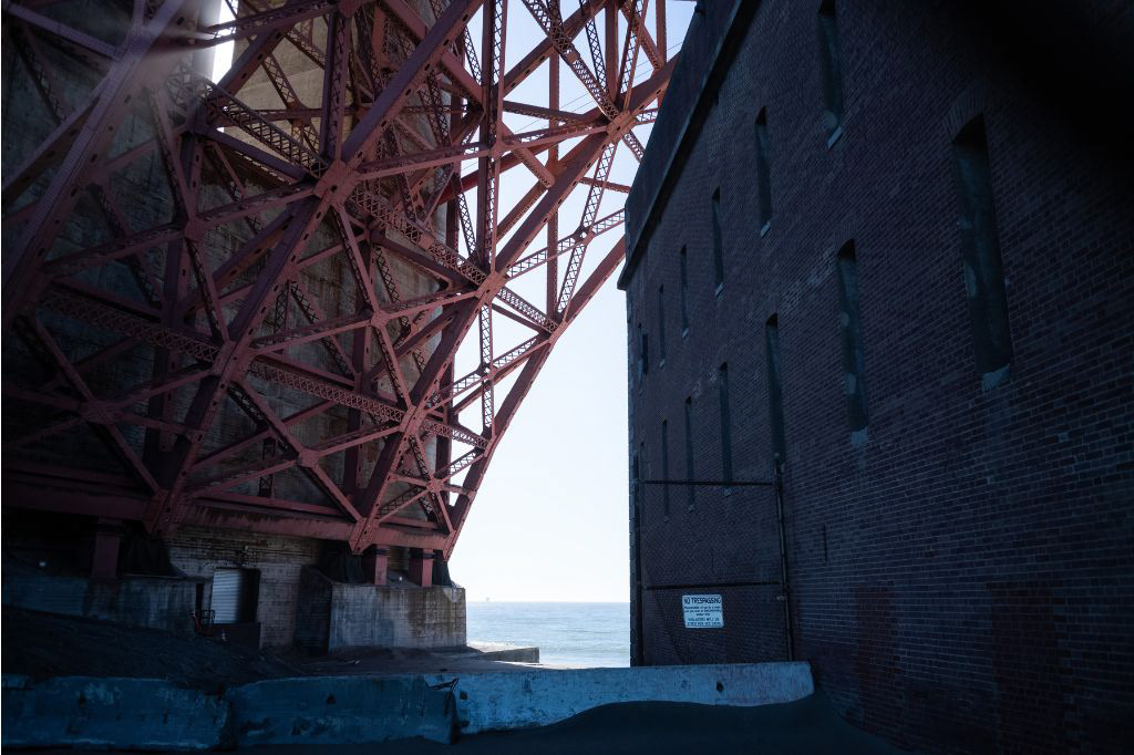 Vue sur l'océan pacifique à travers les entrailles du Golden Gate Bridge.