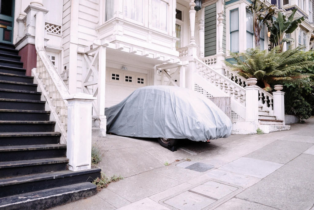 La Saab attend sagement sous la bâche sa prochaine sortie, San Francisco.