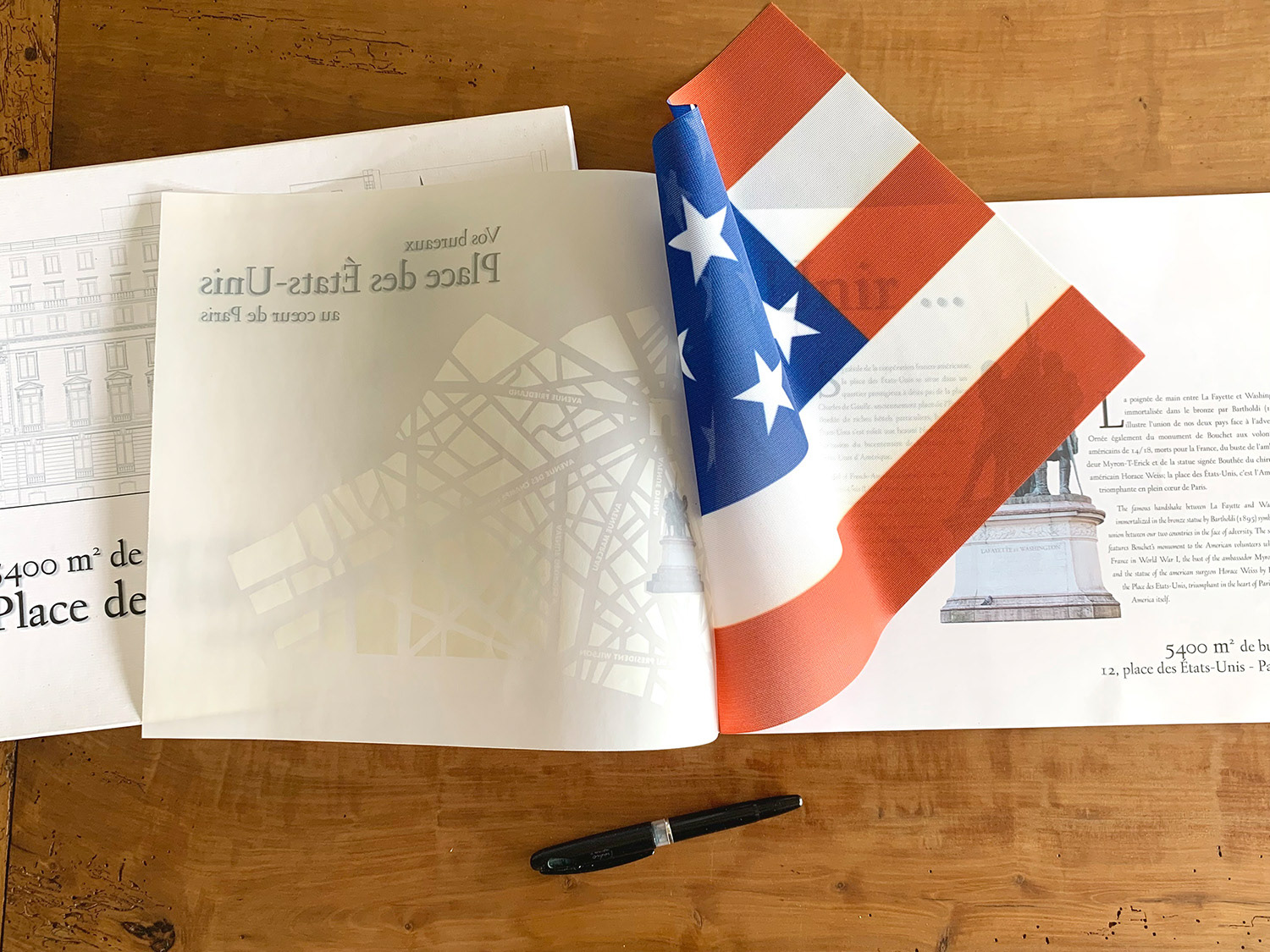 LIVRET Couverture : FEDRIGONI PERGAMENATA BIANCO quadri + sérigraphie blanche. Garde : drapeau US nylon découpe format Feuillets : papier création quadri