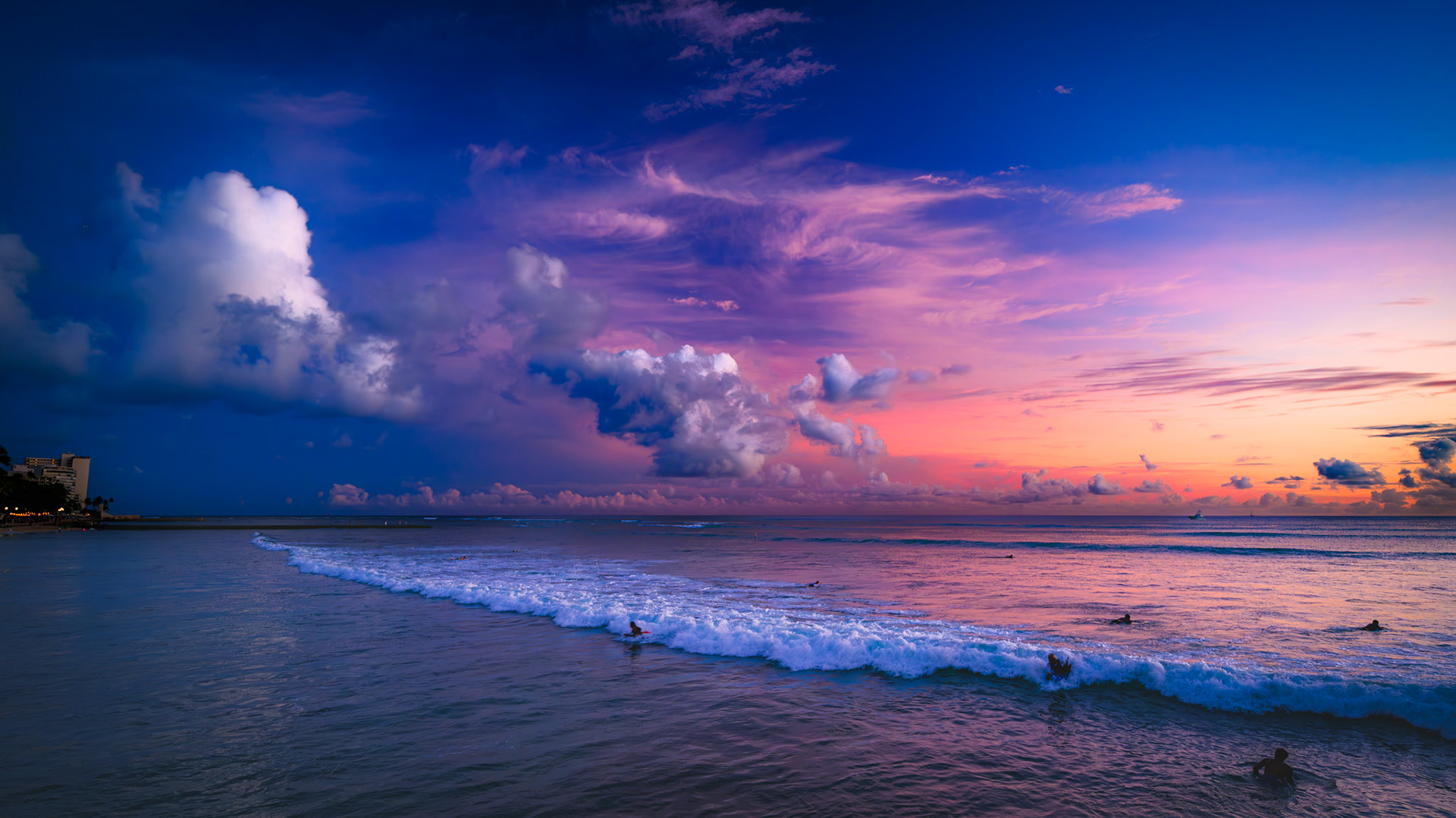 Beautiful contrast of clouds and waves to form a stunning sunset.