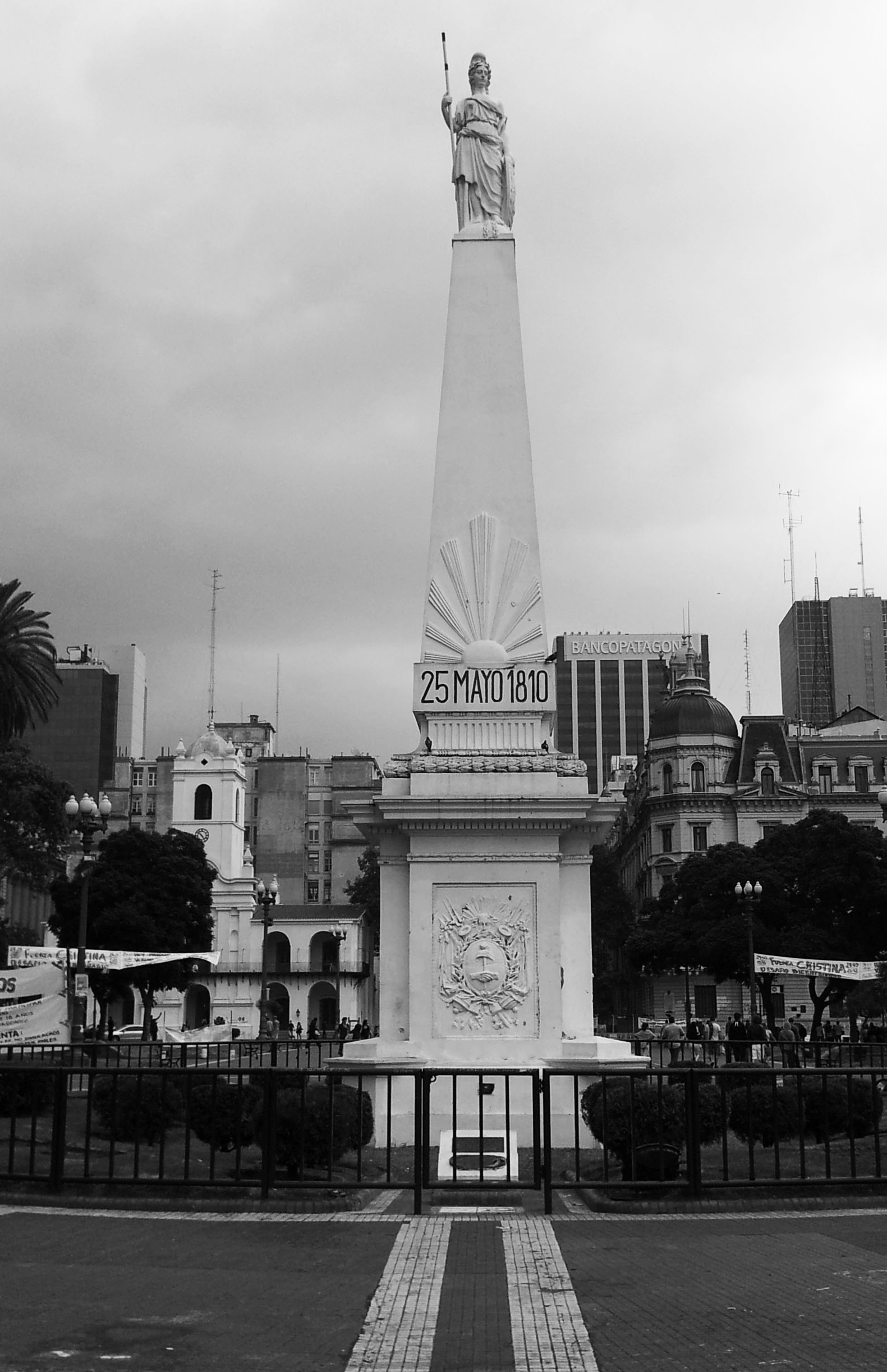Pirámide de Mayo. 2012. Wikimedia Commons, https://commons.wikimedia.org/wiki/File:Pir%C3%A1mide_de_Mayo_-_Plaza_de_Mayo.jpg. Accessed 21 April 2021.