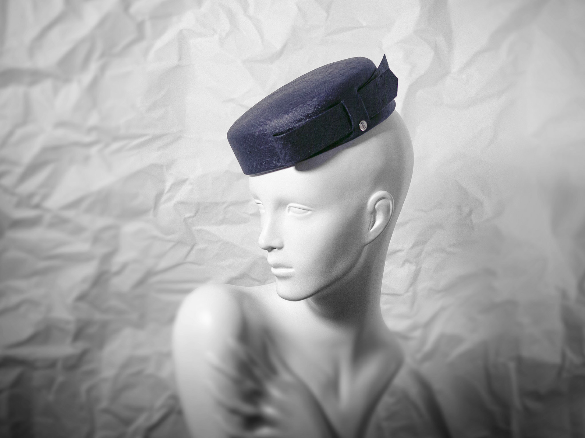 ESTELLE • pillbox with bow