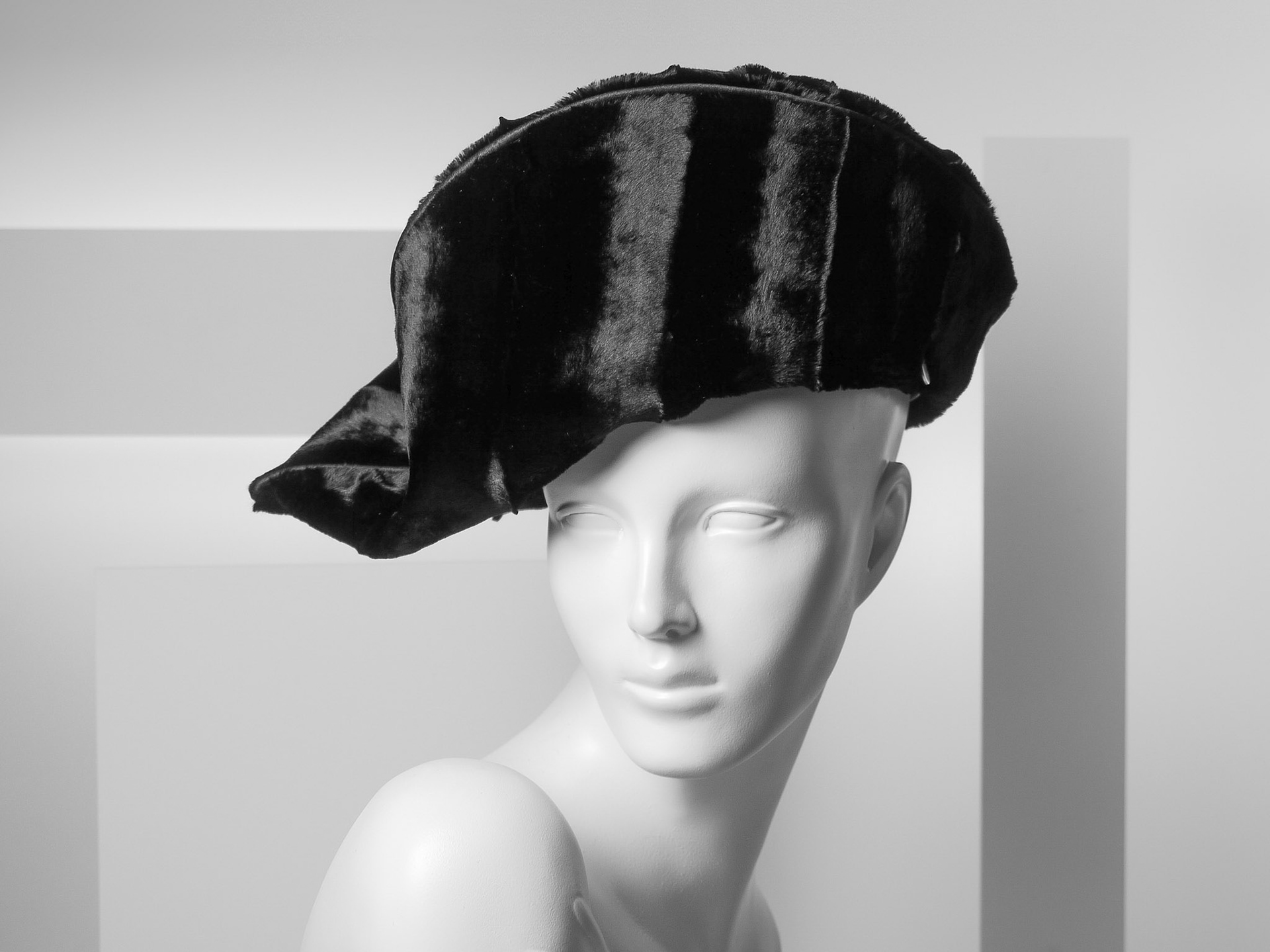 WHITNEY • pinched pointed beret