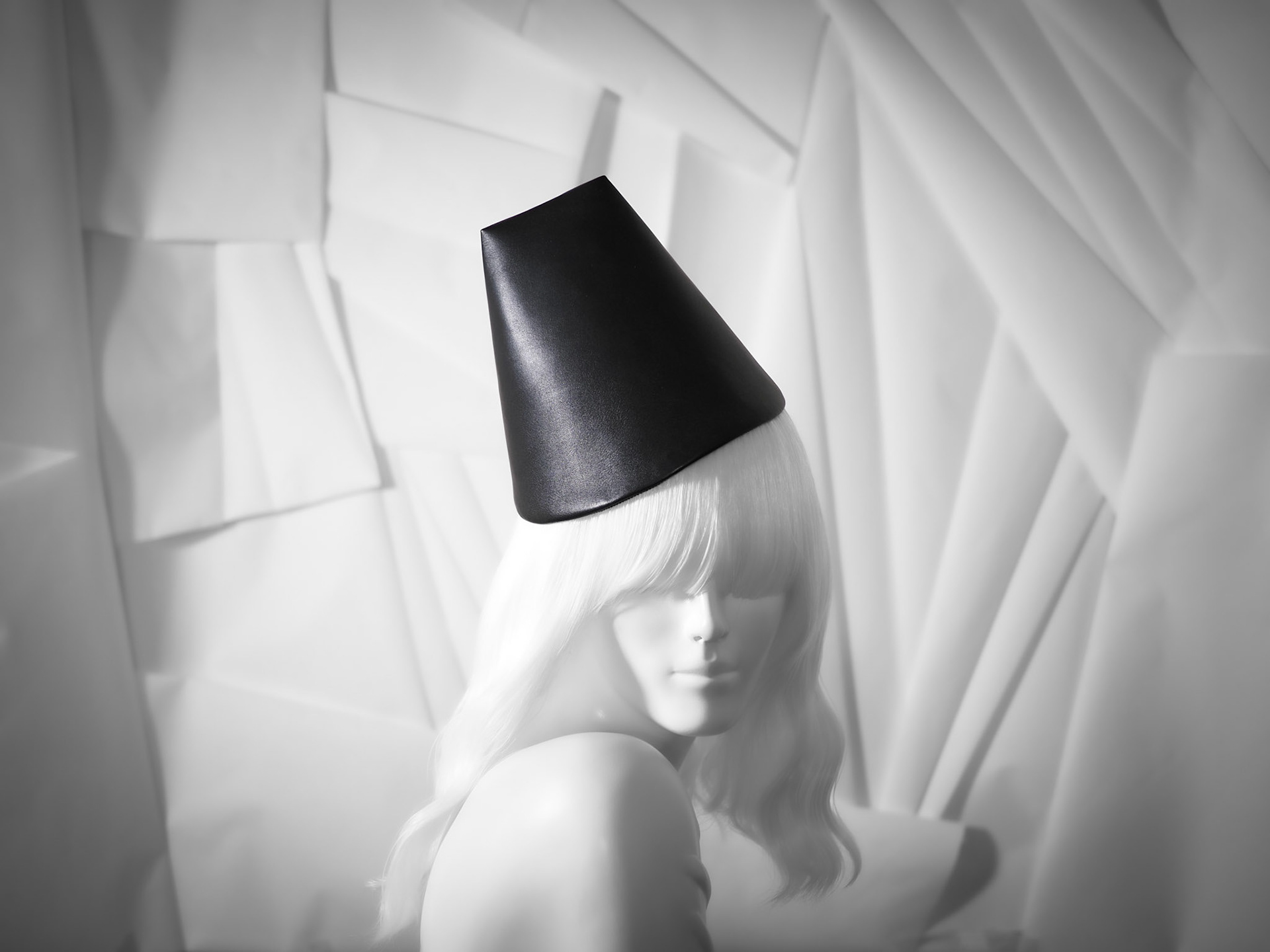 AVA • cropped party hat in leather