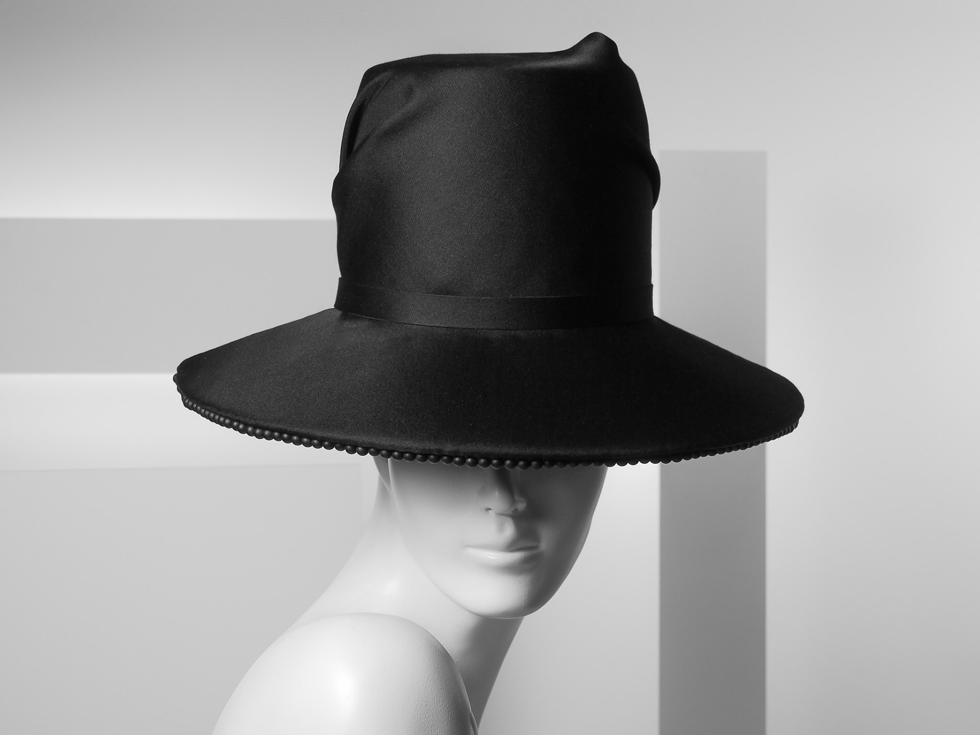 OLGA • demi-cloche (front)