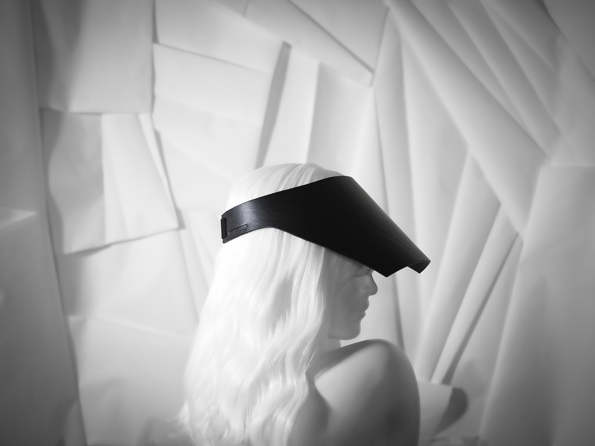 TEE • sun visor in leather