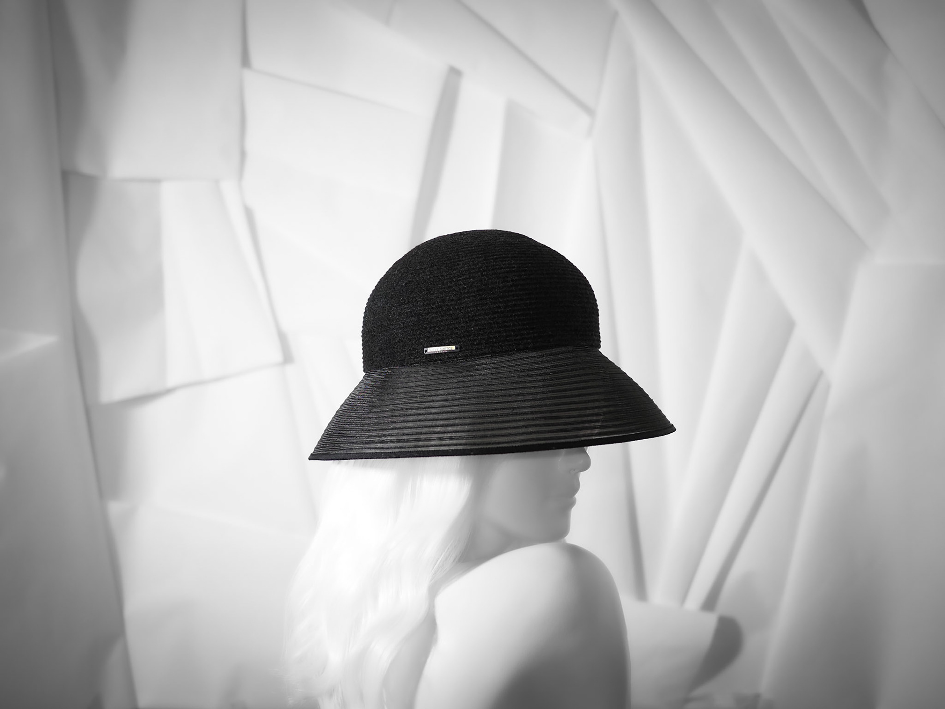 VIE • cloche with crin brim