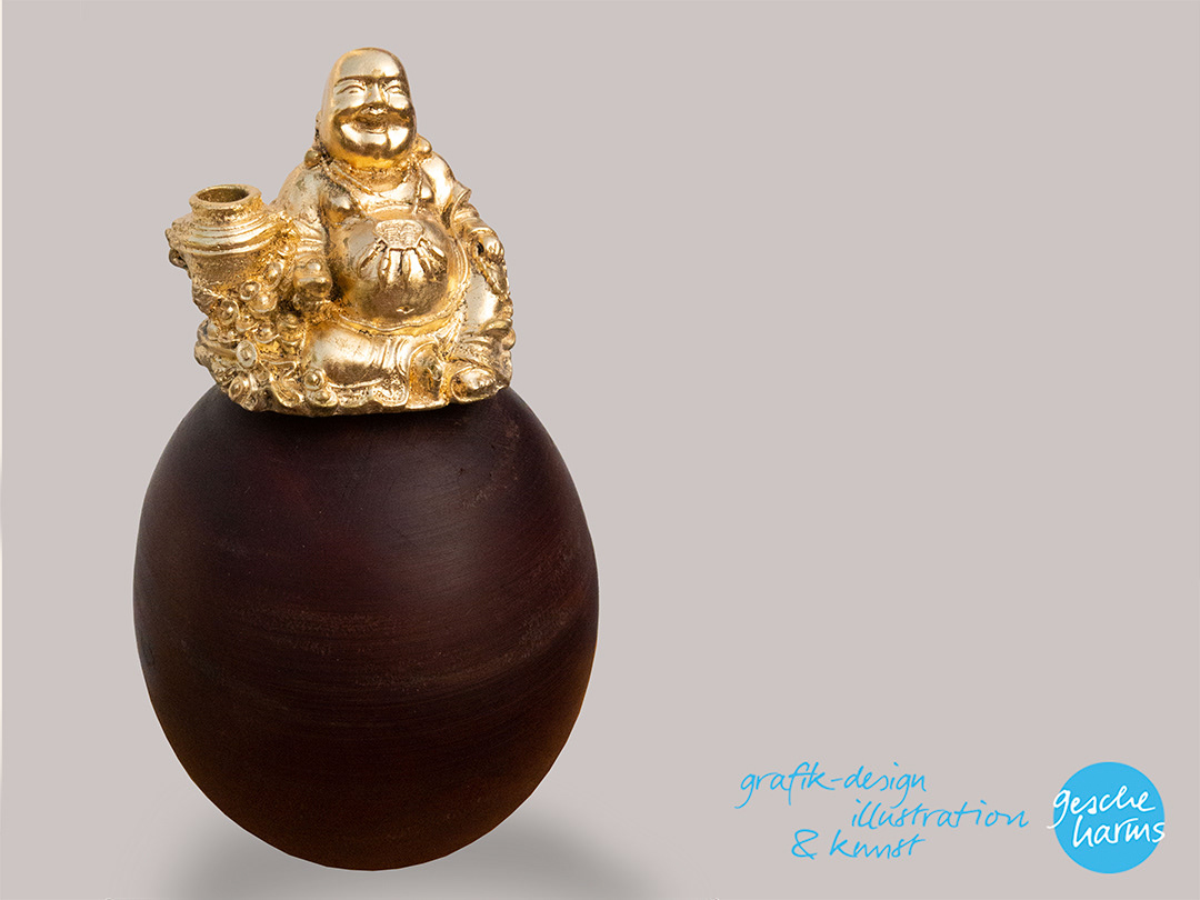 Vergoldeter Buddha "schwebt" auf Pockholzkugel