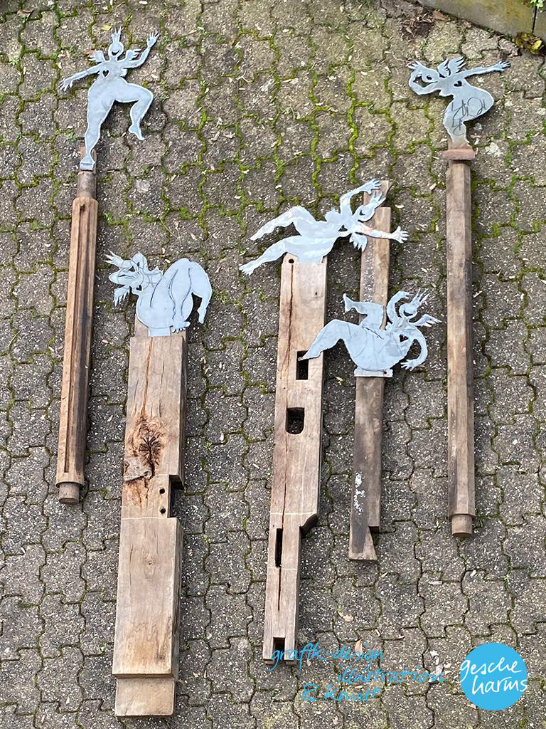 Mutige Engel aus Metall - Probeliegen auf Holz