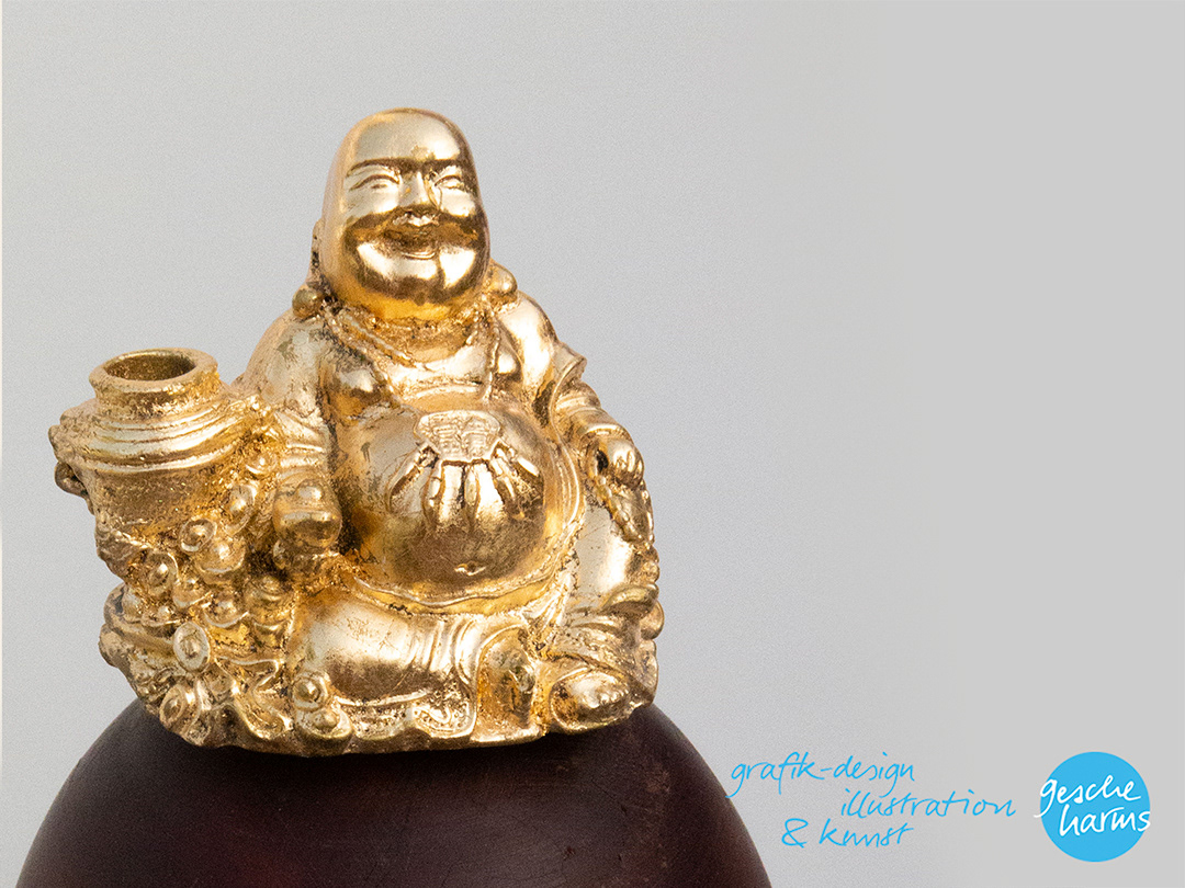 Vergoldeter Buddha "schwebt" auf Pockholzkugel, Detail Figur