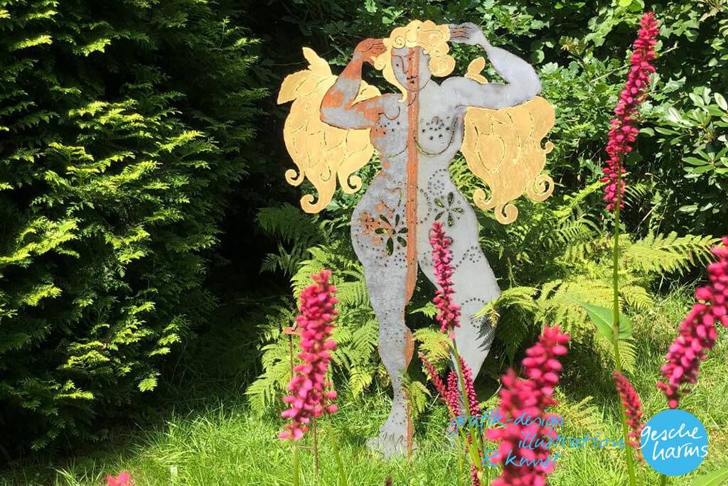 Metallskulptur "Grosser Engel" im KunstGartenEden mit roten Blüten im Vordergrund