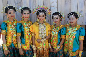 Makassar costume and the beautiful ladies danced the Pakarena.