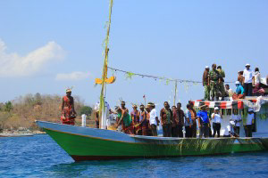 Crossing by boat from Alor Kecil harbour towards Kepa Island