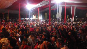 The crowd watching Wayang Ajen