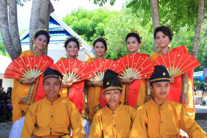 Makassar costume&danced the Tuma’ Biring.